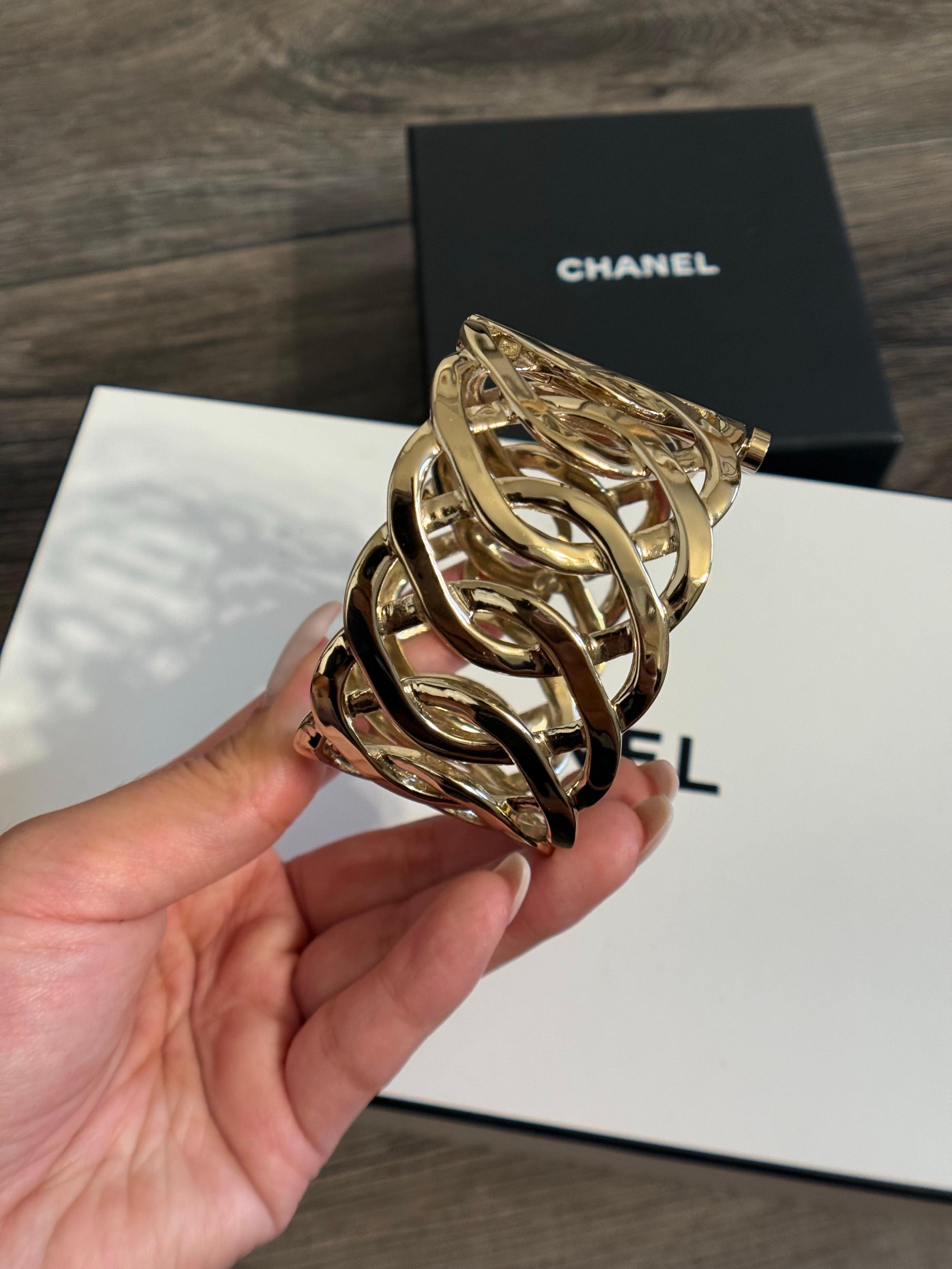 CHANEL Hellgoldenes verflochtenes CC-Logo breites Manschettenarmband im Zustand „Gut“ im Angebot in Bellevue, WA
