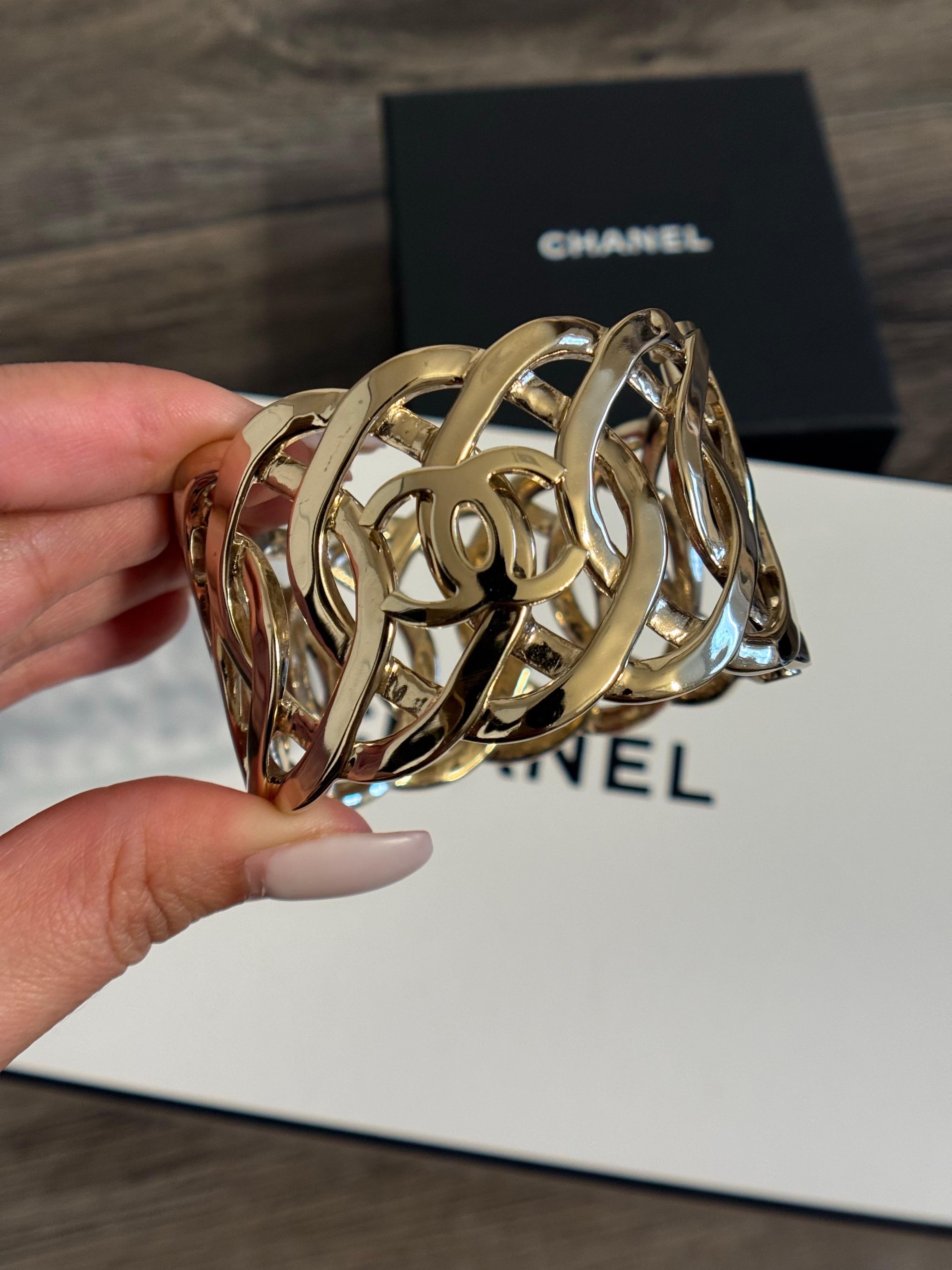CHANEL Hellgoldenes verflochtenes CC-Logo breites Manschettenarmband für Damen oder Herren im Angebot