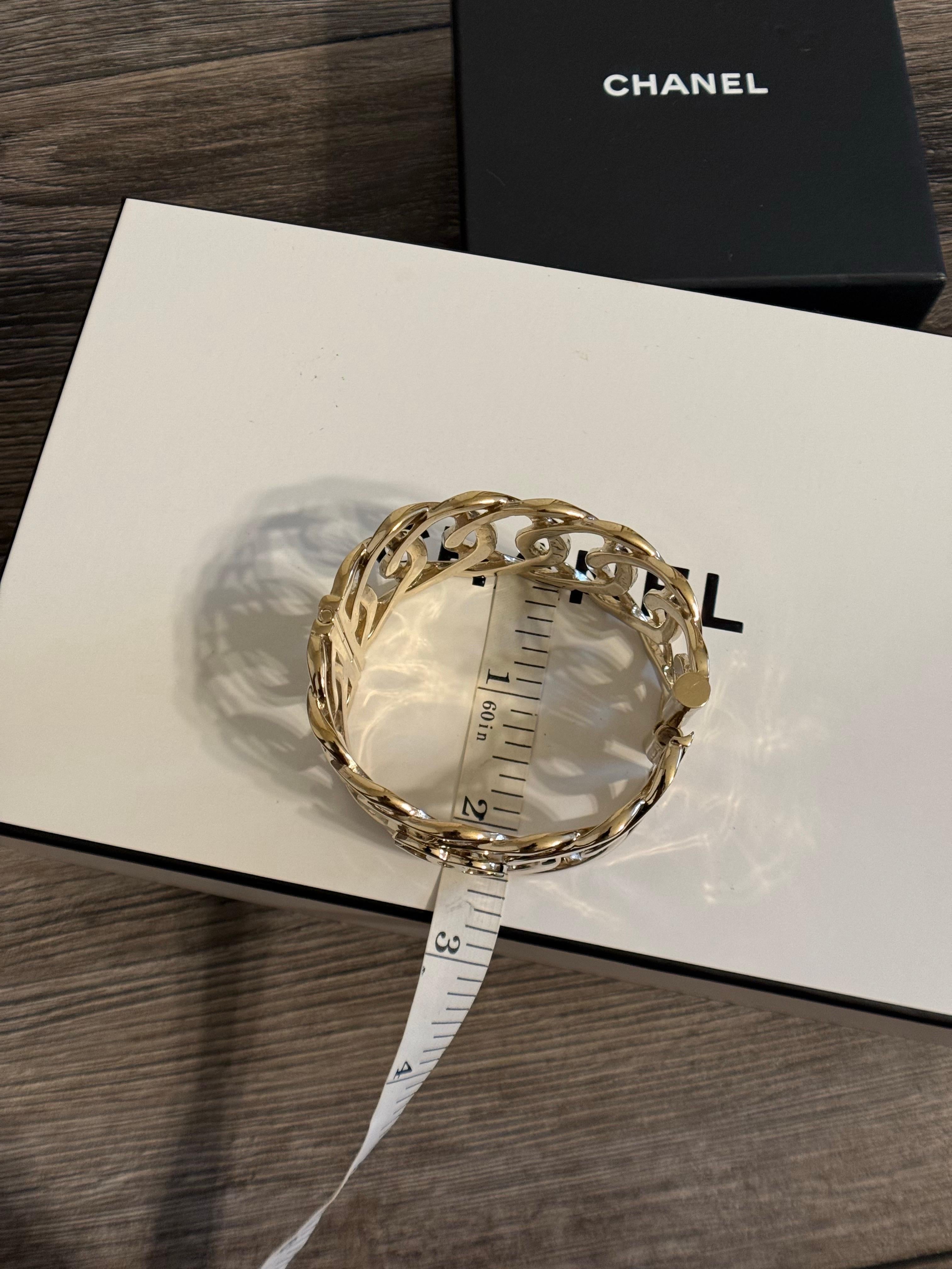 CHANEL Hellgoldenes verflochtenes CC-Logo breites Manschettenarmband im Angebot 2