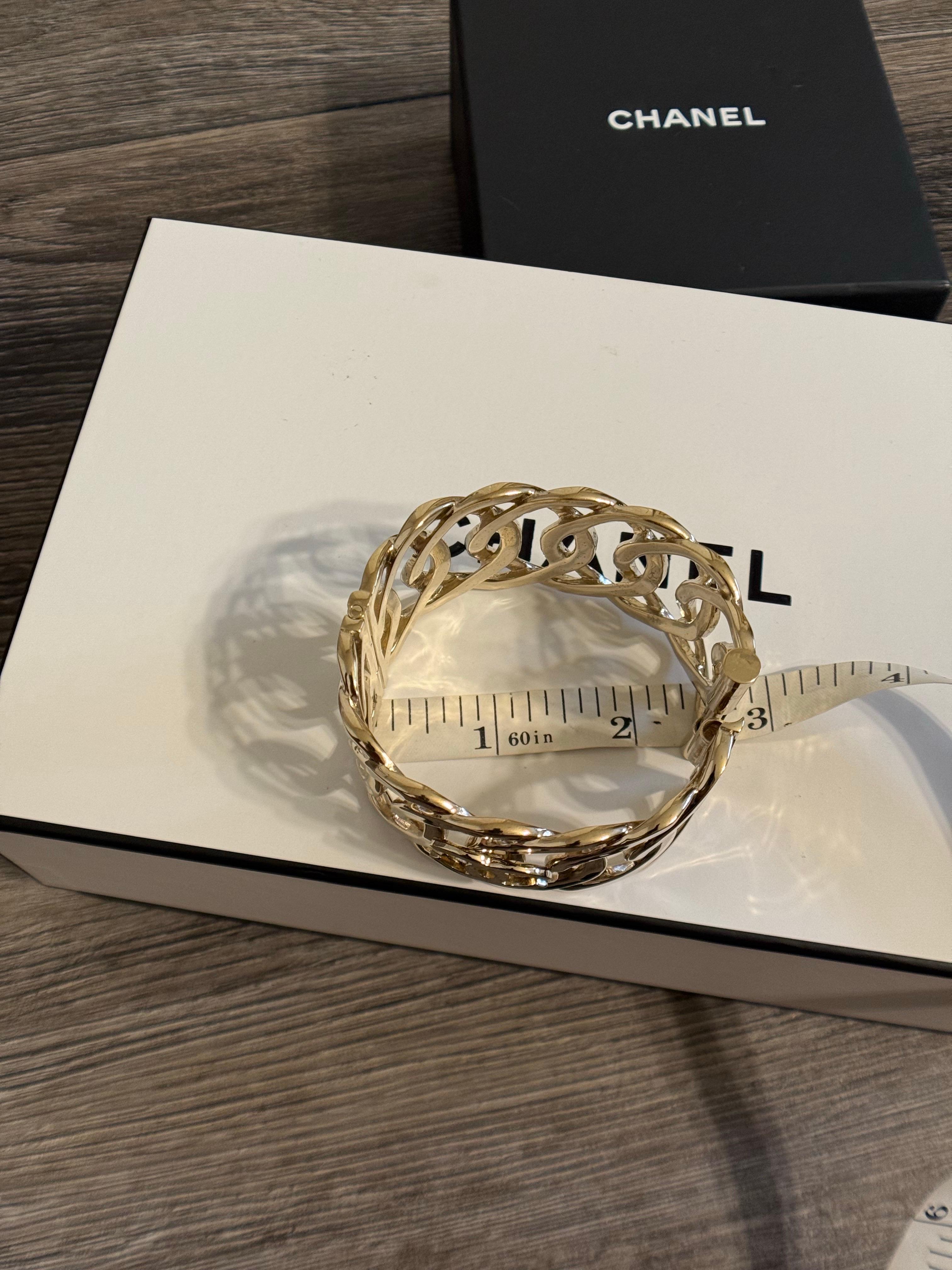 CHANEL Hellgoldenes verflochtenes CC-Logo breites Manschettenarmband im Angebot 3