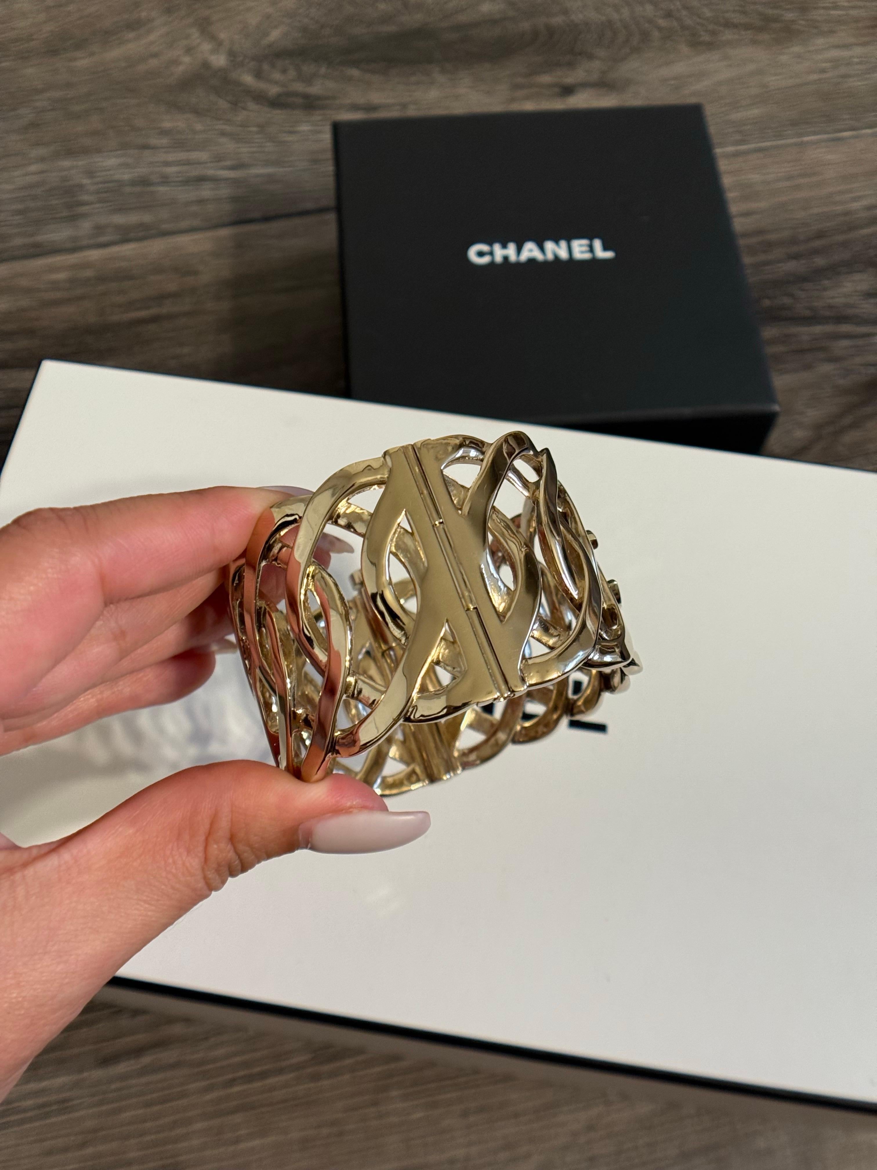 CHANEL Hellgoldenes verflochtenes CC-Logo breites Manschettenarmband im Angebot 4
