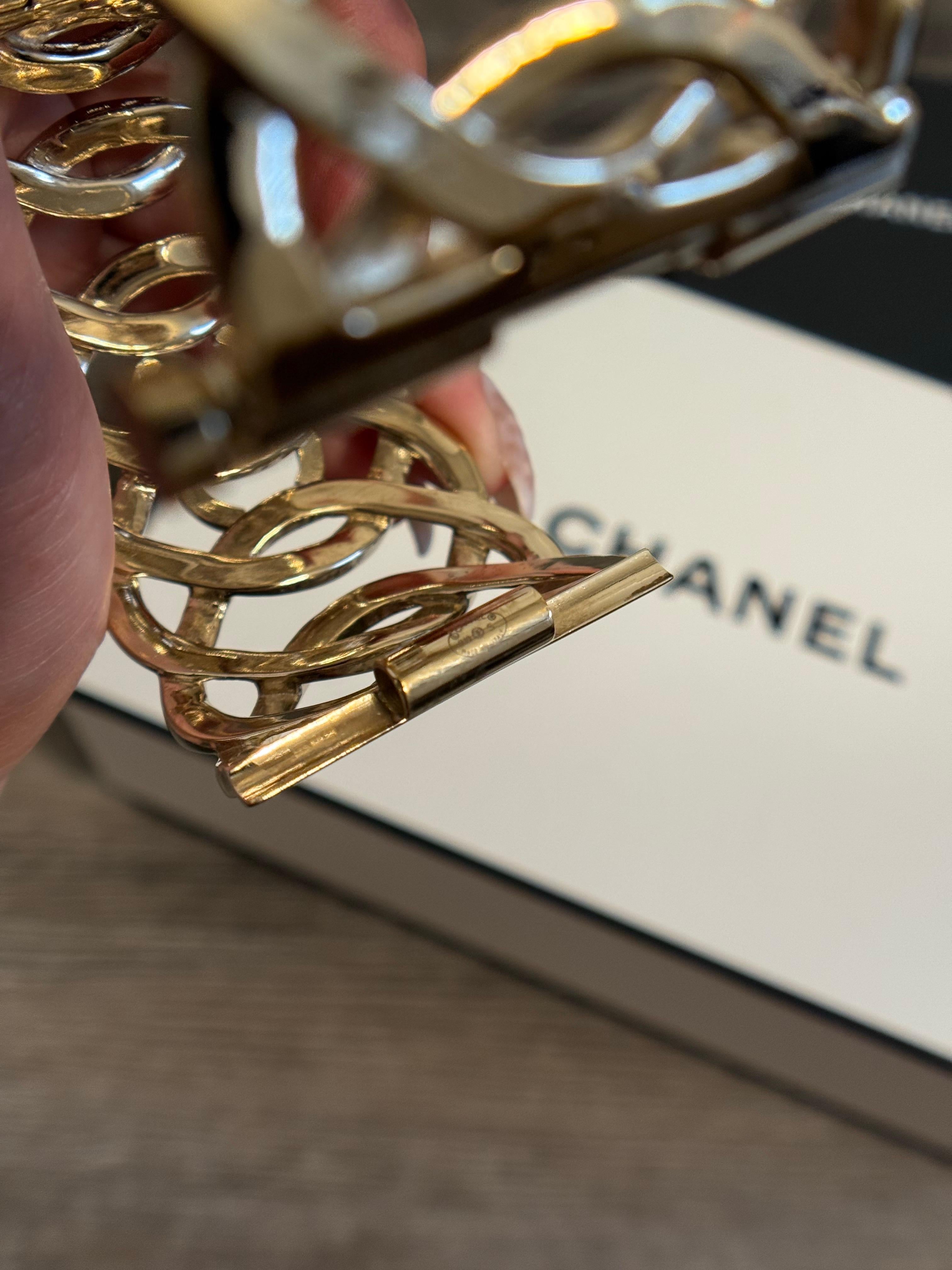 CHANEL Hellgoldenes verflochtenes CC-Logo breites Manschettenarmband im Angebot 5