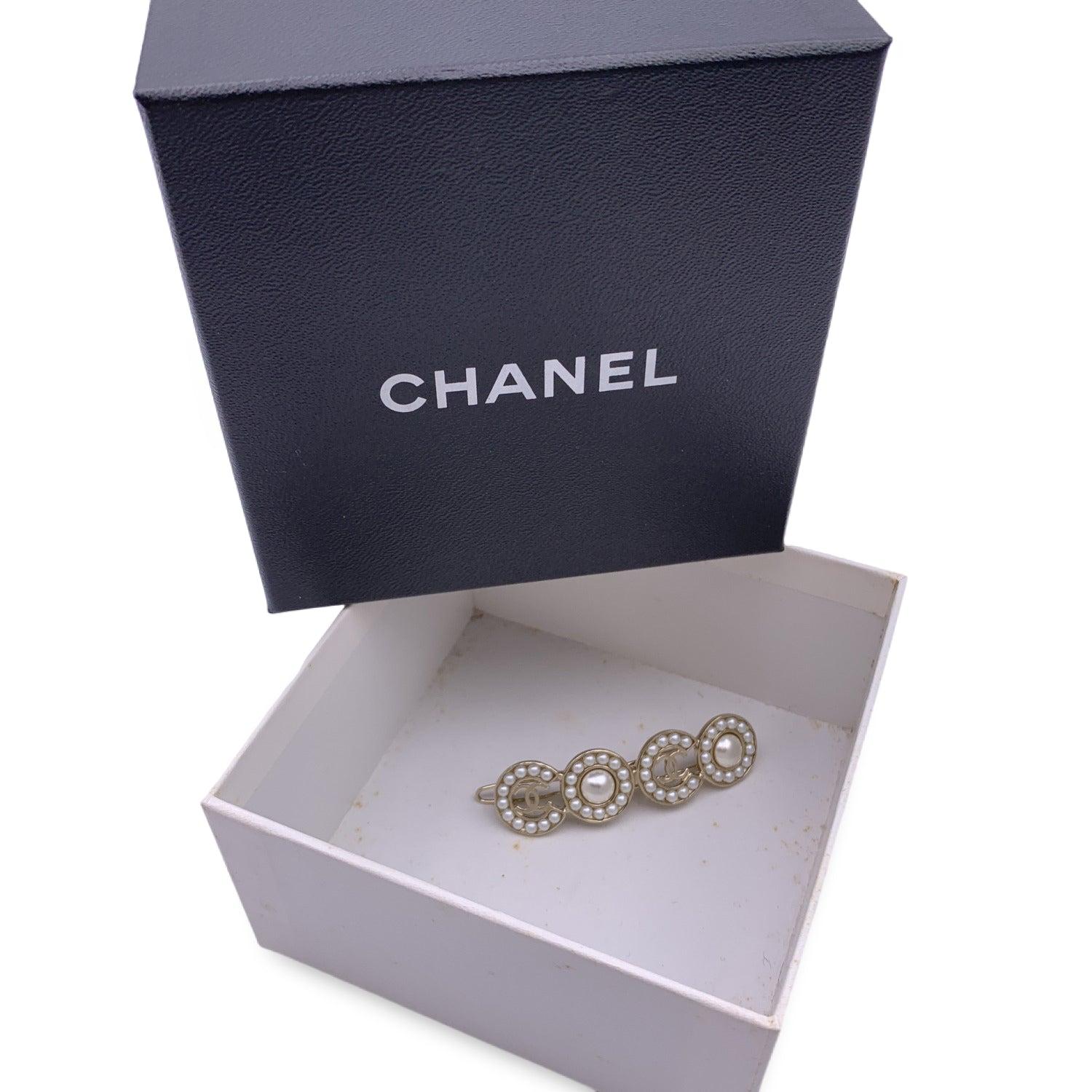Lovely Chanel 'Coco' barrette hair clip. Light gold metal metal and Faux pearls. CC - Chanel logos. 'Chanel B21 CC P Made in Italy' oval tab on the back. Width:2.5 inches - 6.4 cm Details MATERIAL: Metal COLOR: Gold MODEL: - GENDER: Women COUNTRY OF