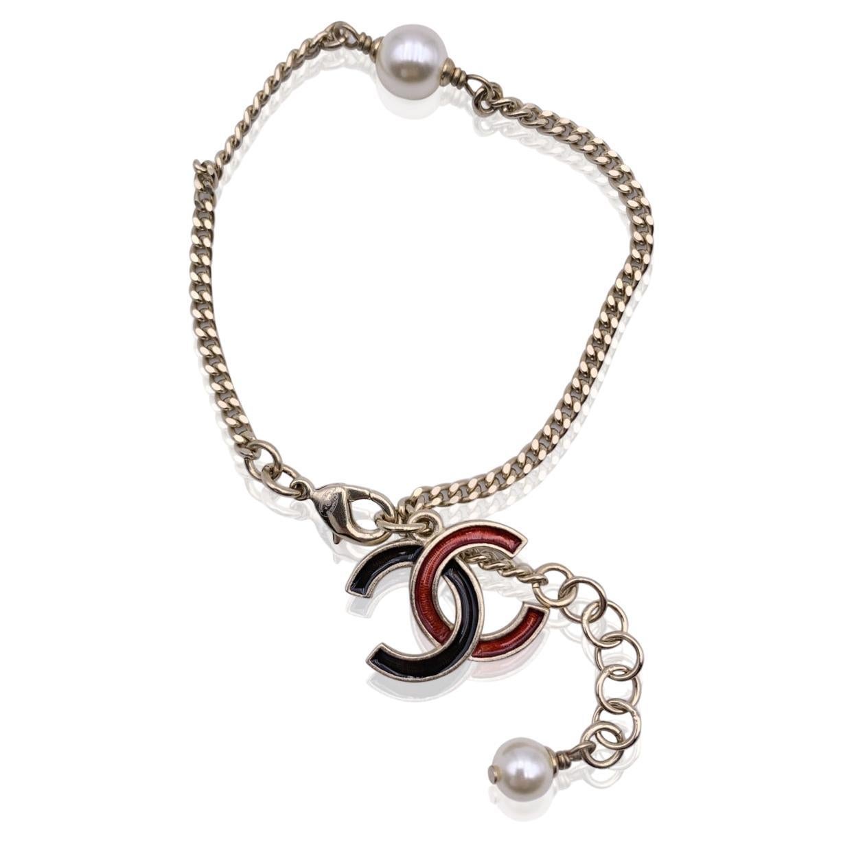 Chanel Bracciale a catena con logo CC in metallo oro chiaro e smalto rosso nero in vendita