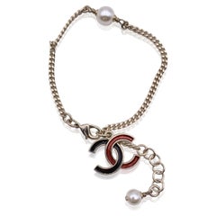 Chanel Bracciale a catena con logo CC in metallo oro chiaro e smalto rosso nero