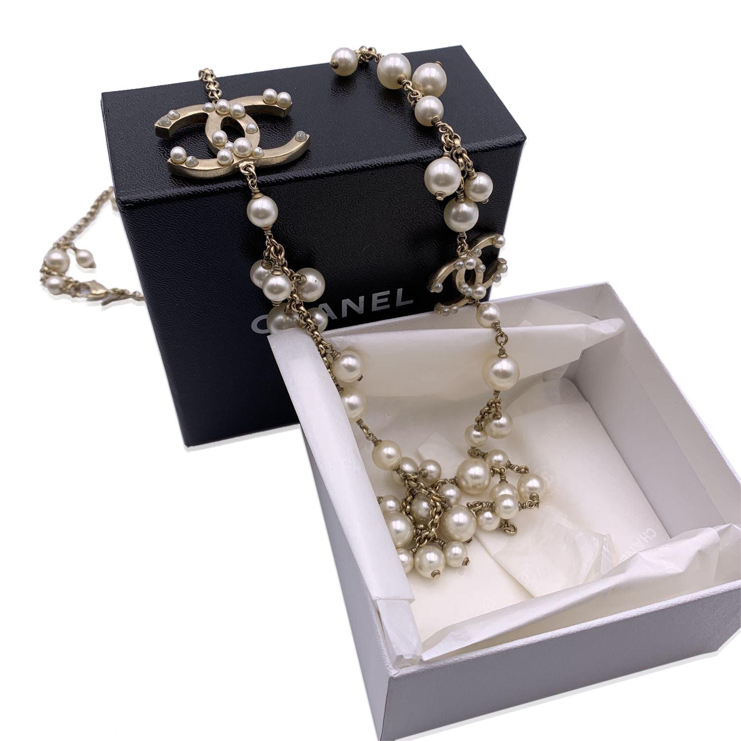 Long collier en chaîne en métal ancien et léger de Chanel. Il comporte des perles artificielles de différentes tailles et des logos CC agrémentés de petites fausses perles. Fermeture en homard. Peut également être porté doublé. 'CHANEL - A13 CC S-