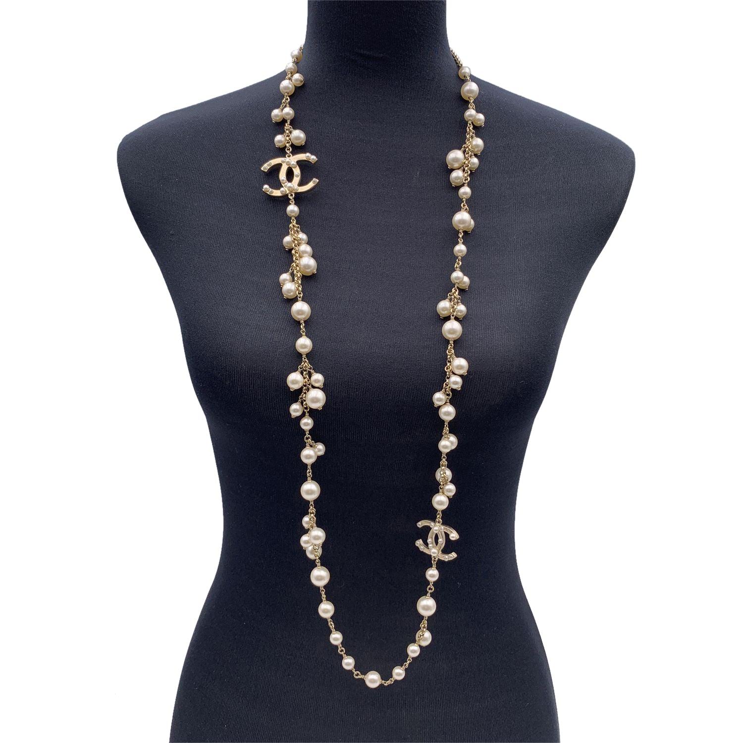 Chanel Light Gold Metal Chain Long Necklace Pearls Beads with CC Logo In Excellent Condition For Sale In Rome, Rome