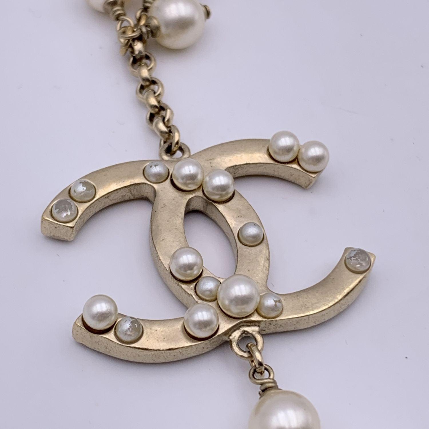 Chanel Hellgold Metallkette Lange Halskette Perlen mit CC Logo im Angebot 2