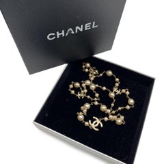 Chanel Hellgold Metall Lange Halskette CC Logo Barockperlen Perlen
