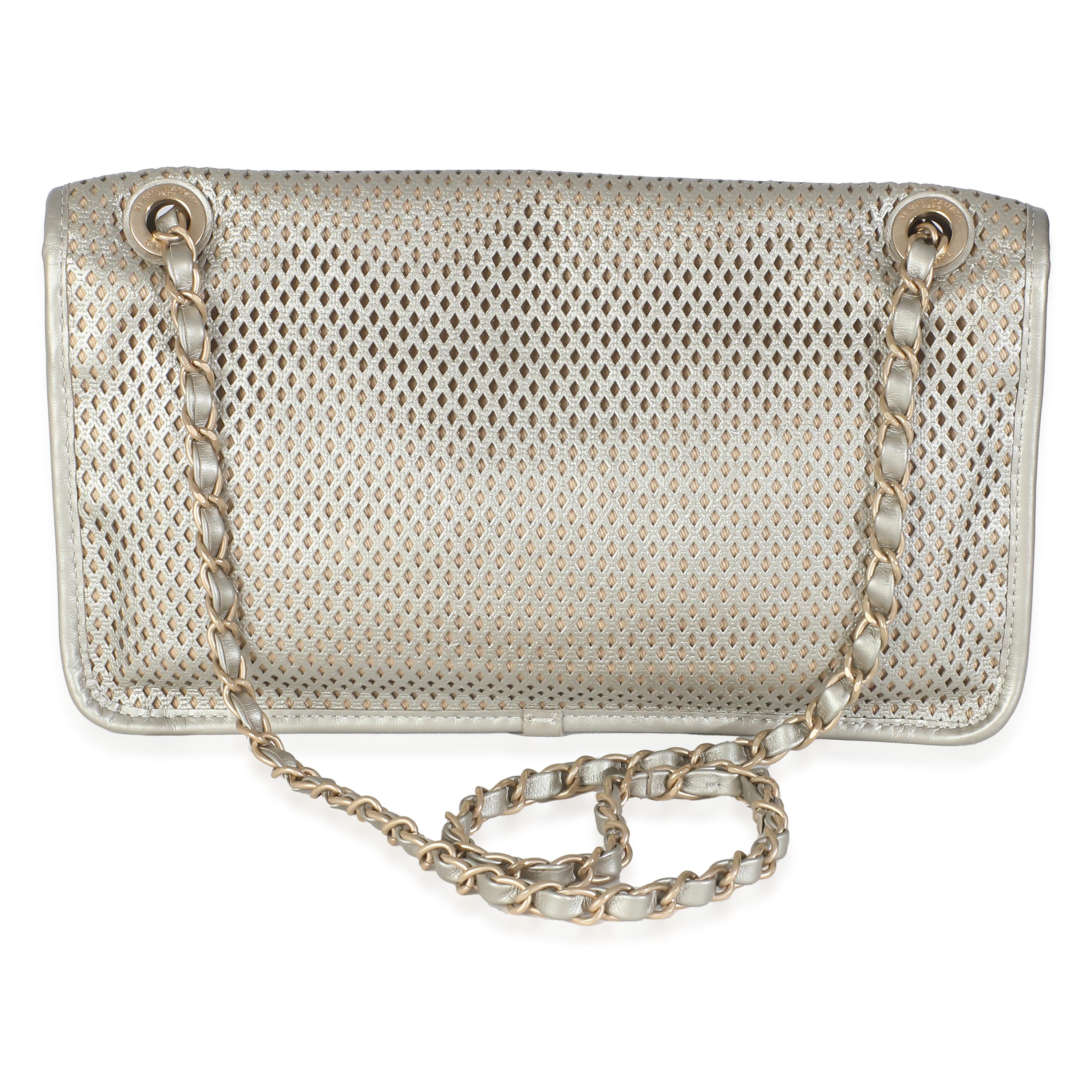 Titre de la liste : Chanel - Petite pochette Up&Up en cuir de veau perforé or clair métallisé
SKU : 146255
Condit : Usagé 
Description de l'état : Un classique intemporel qui ne se démode jamais, le sac à rabat de Chanel date de 1955 et a connu un
