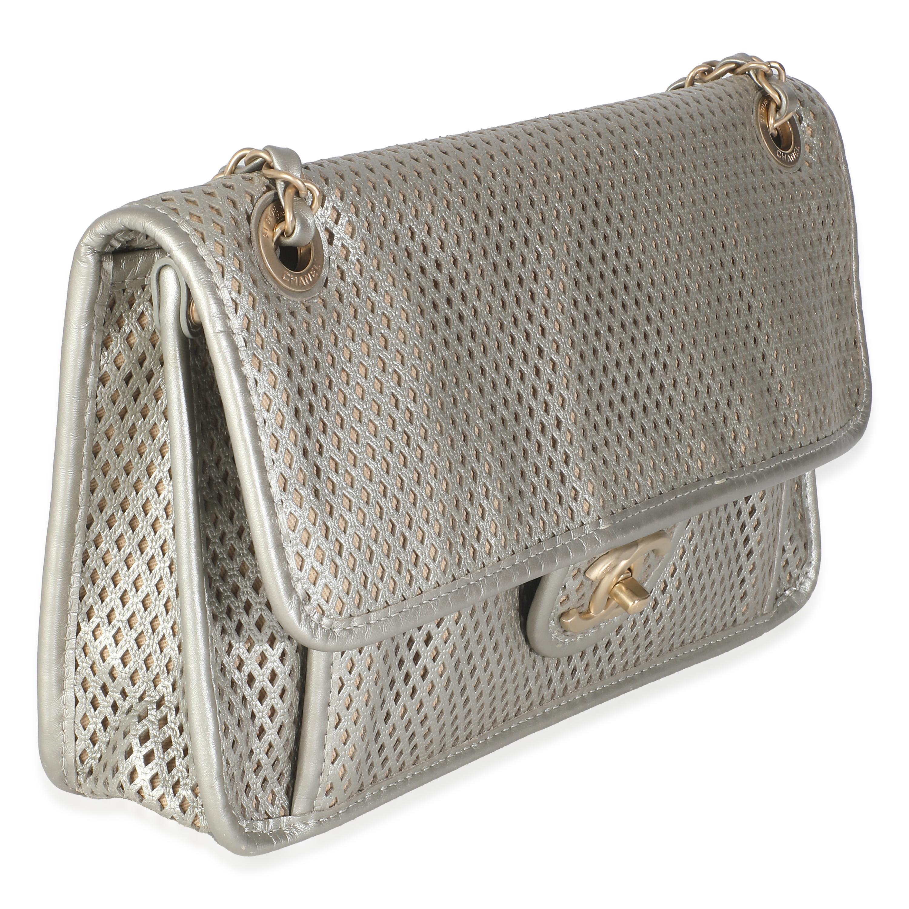 Gris Chanel - Petite pochette Up&Up en cuir de veau perforé métallisé or clair en vente