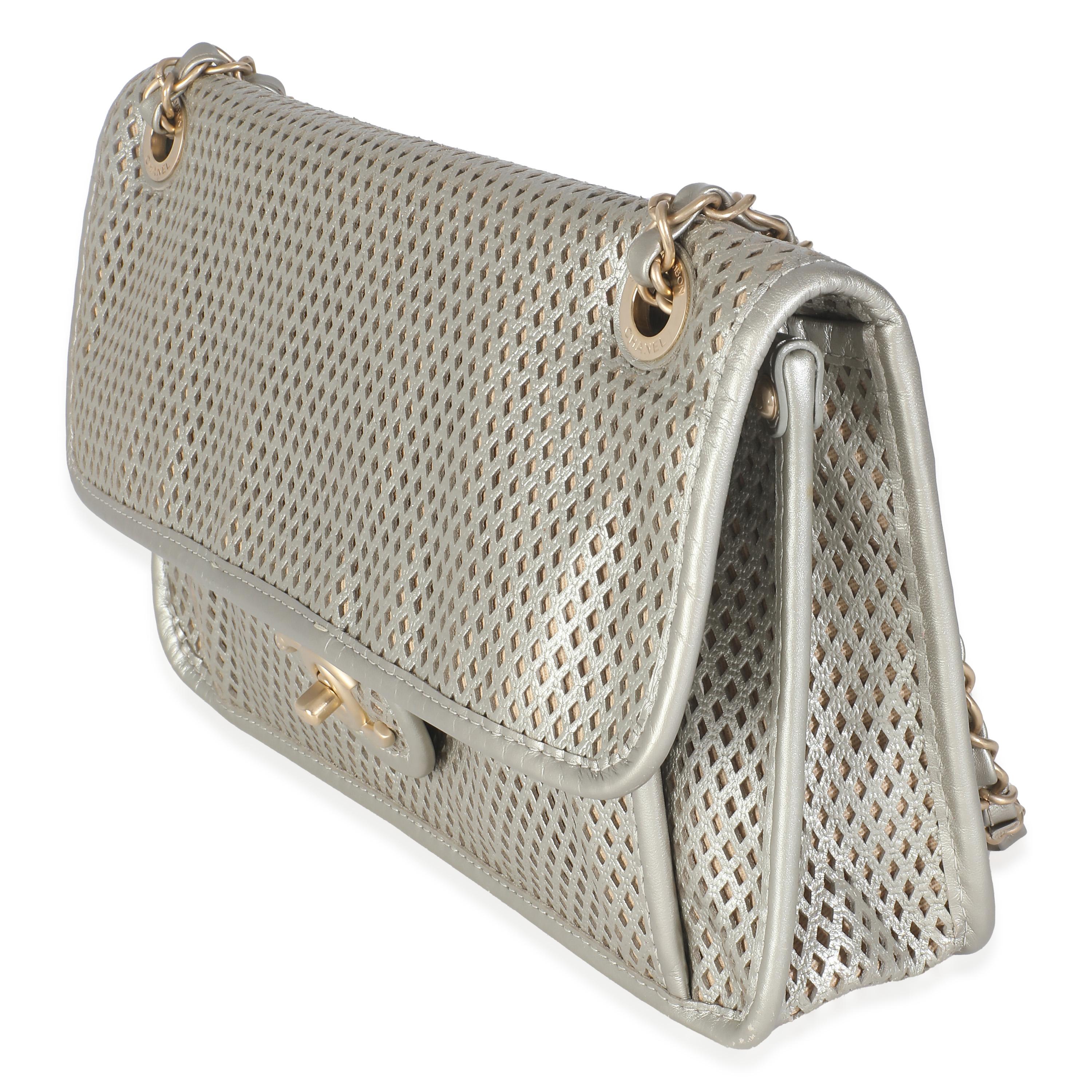 Chanel - Petite pochette Up&Up en cuir de veau perforé métallisé or clair Excellent état - En vente à New York, NY