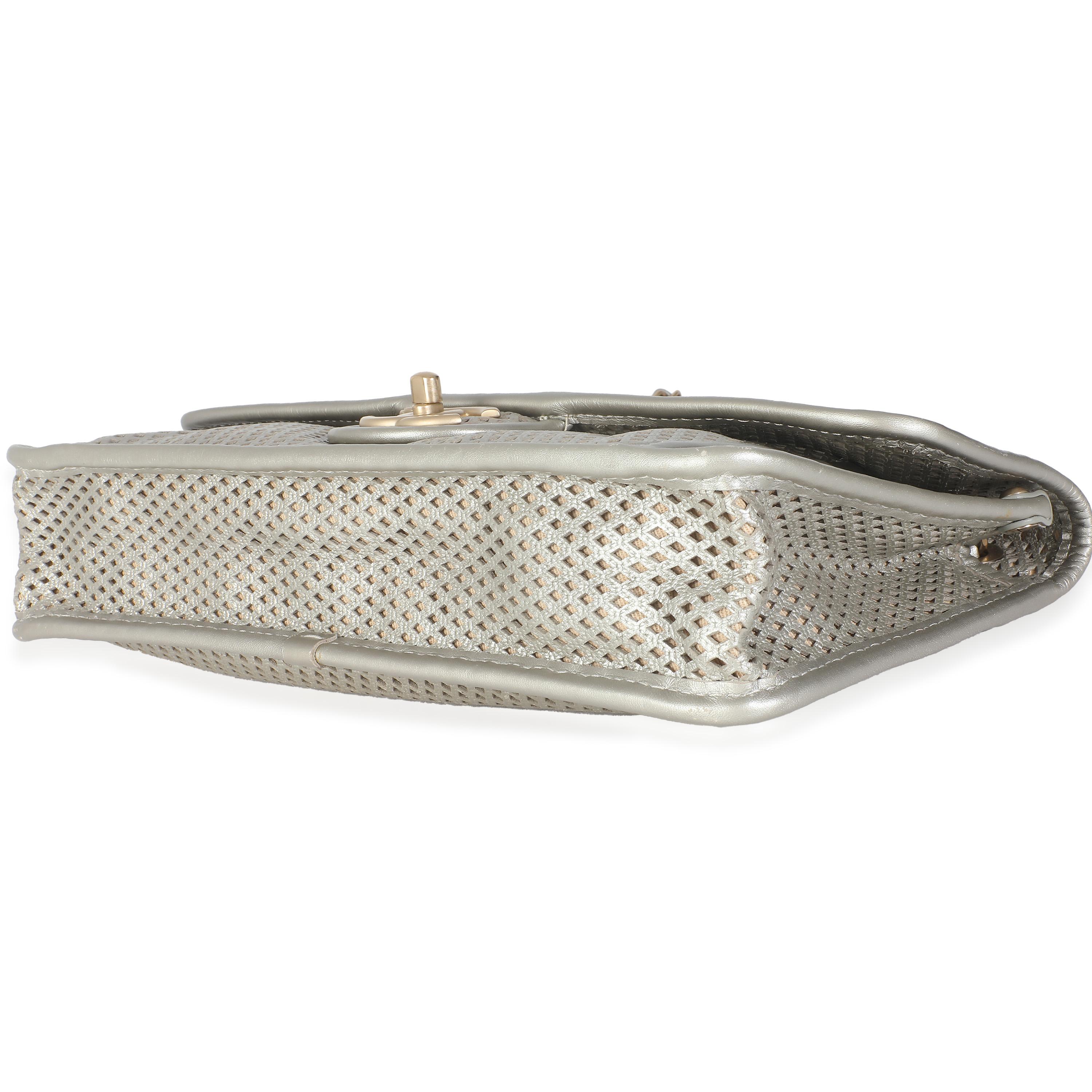 Chanel - Petite pochette Up&Up en cuir de veau perforé métallisé or clair Unisexe en vente