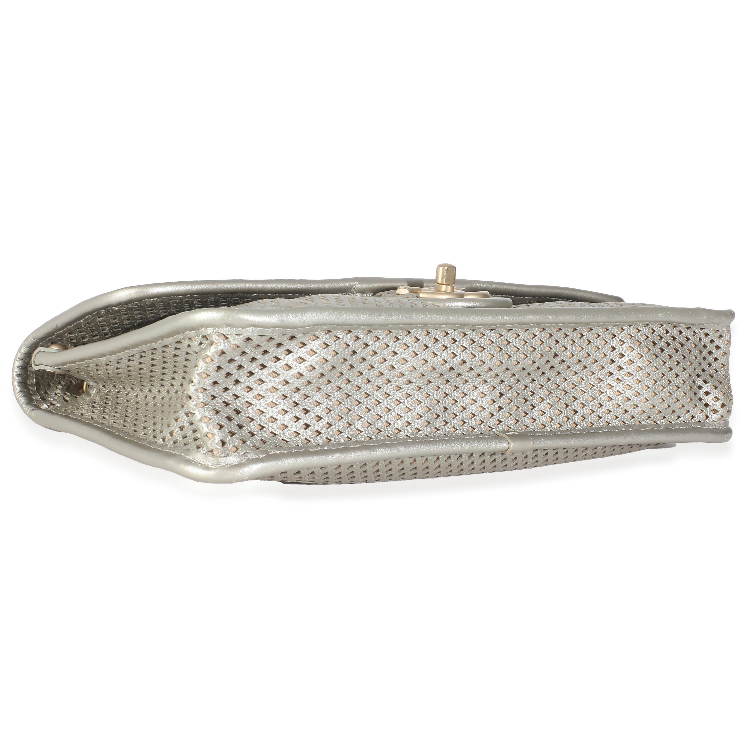 Chanel - Petite pochette Up&Up en cuir de veau perforé métallisé or clair en vente 2