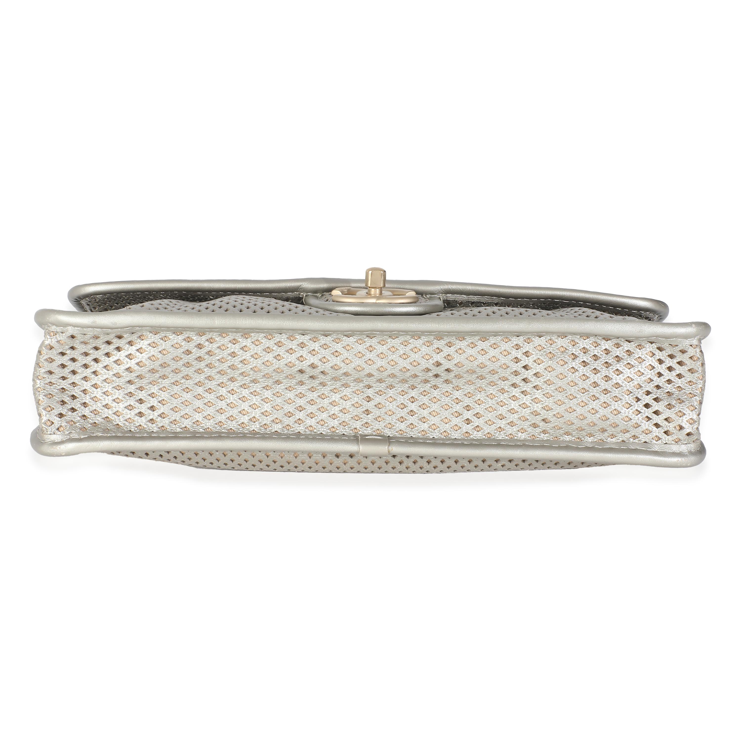 Chanel - Petite pochette Up&Up en cuir de veau perforé métallisé or clair en vente 3