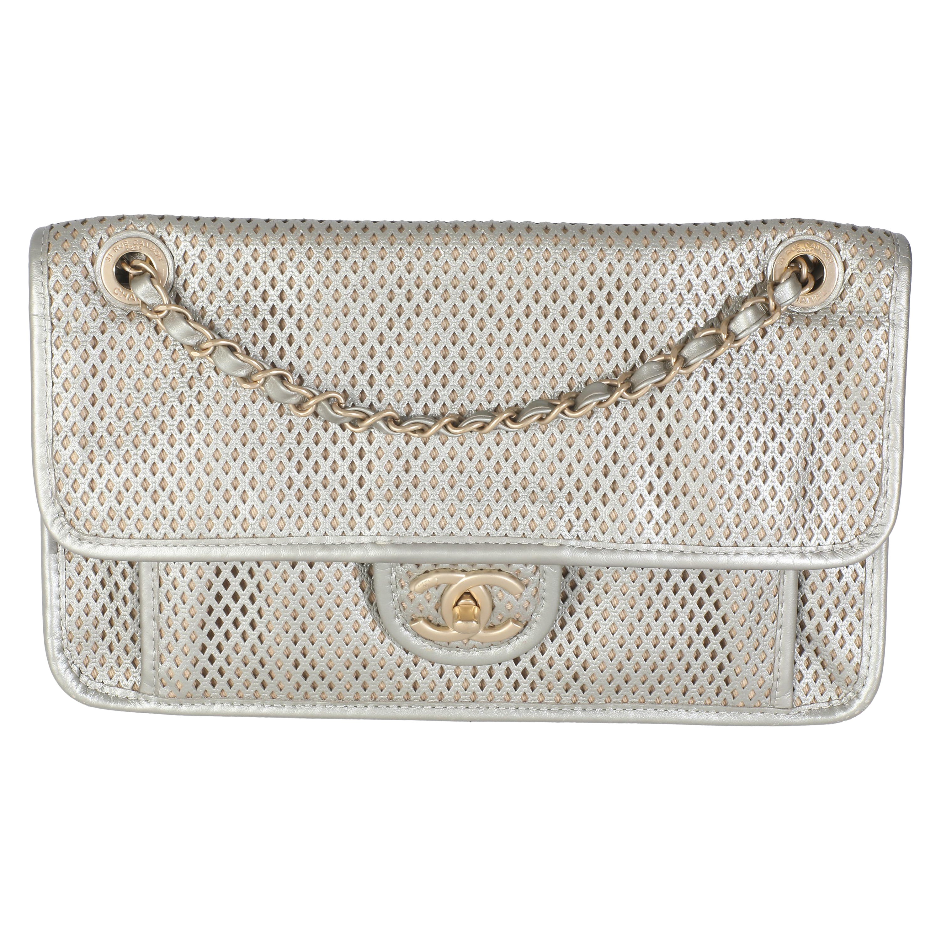 Chanel - Petite pochette Up&Up en cuir de veau perforé métallisé or clair