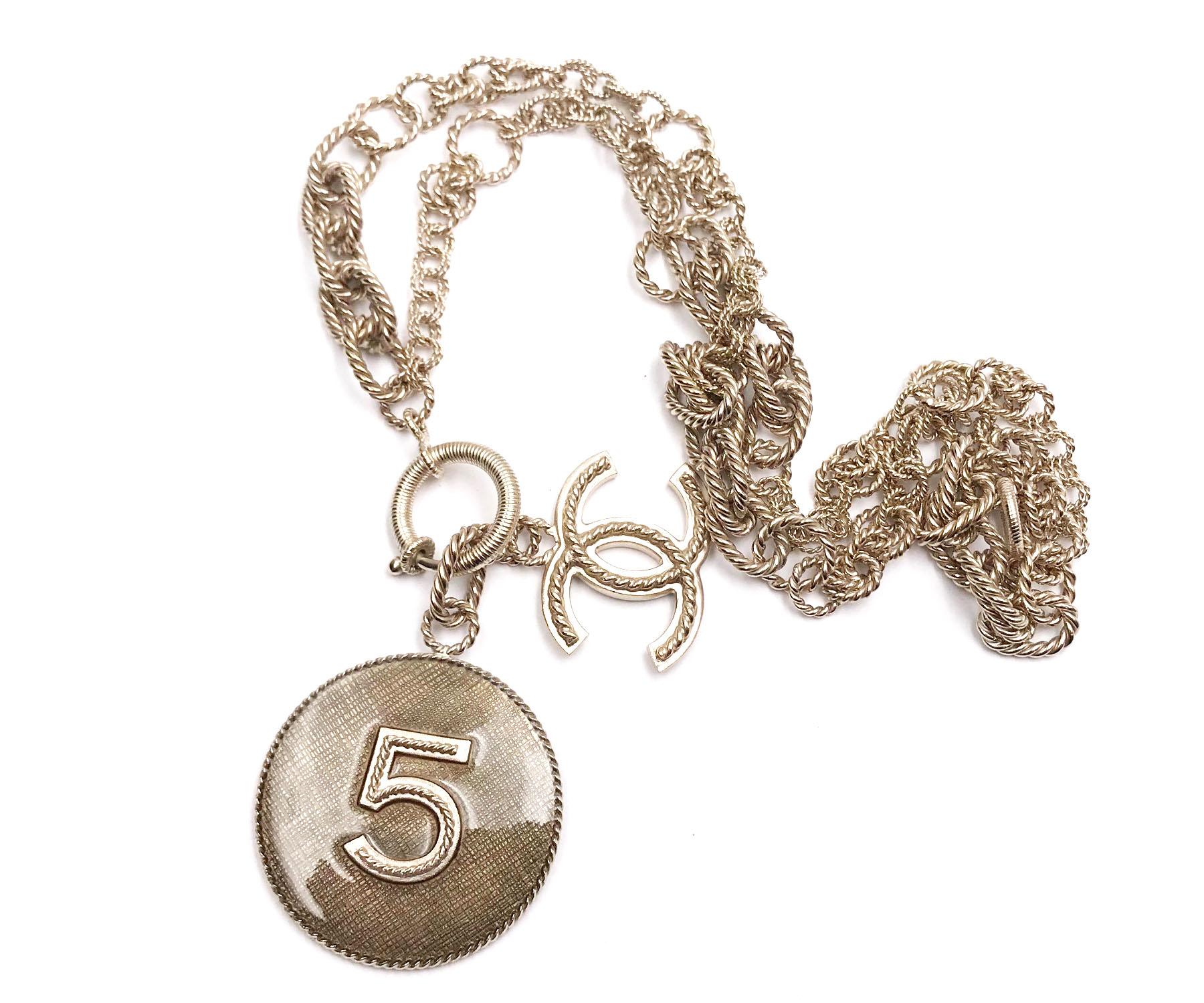 Collana con catena con ciondolo Chanel No.5 CC in oro chiaro

*Segnalato 13
*Fatto in Italia


-Circa 26