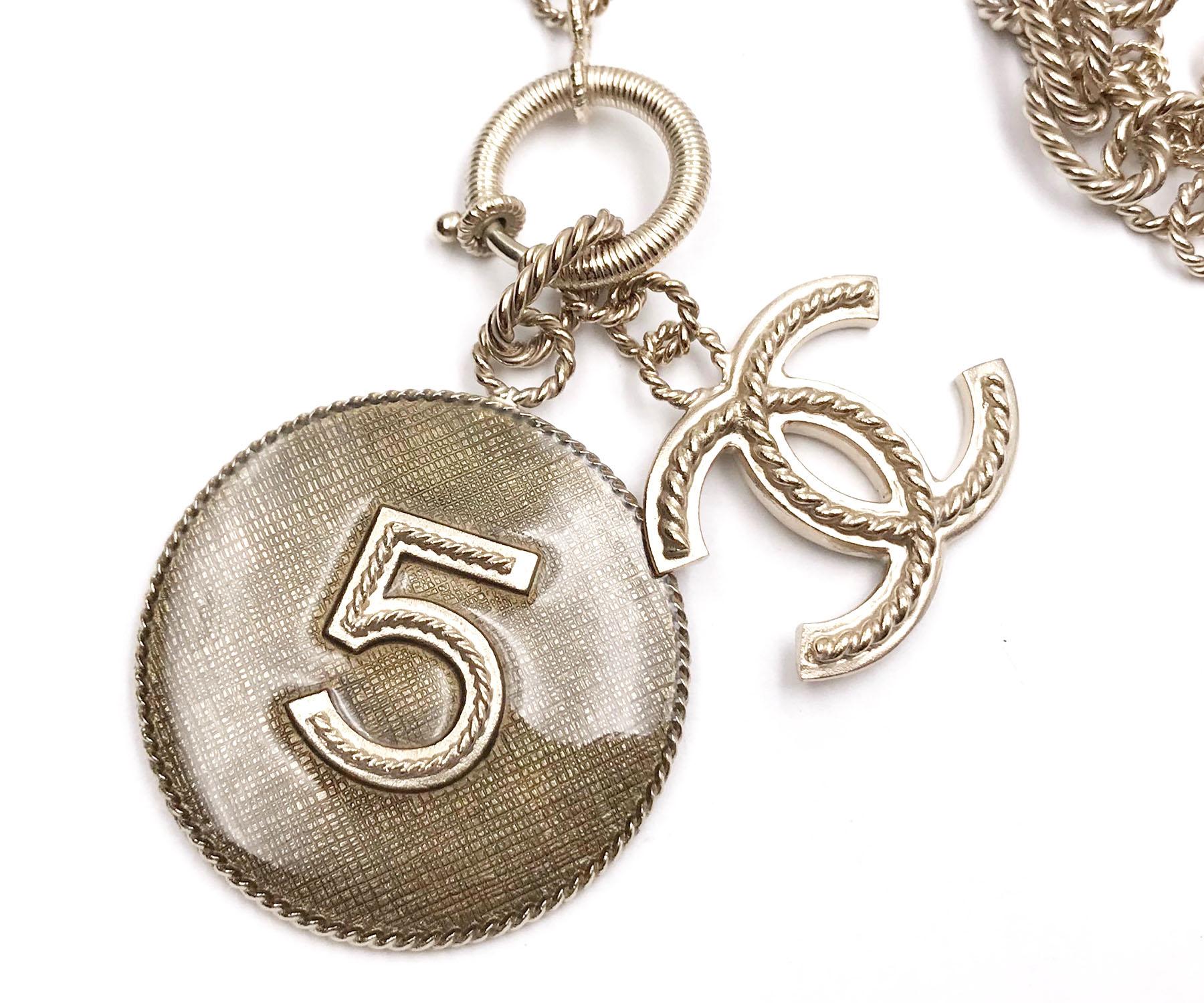 Collana con catena con ciondolo Chanel No.5 CC in oro chiaro In condizioni ottime in vendita a Pasadena, CA