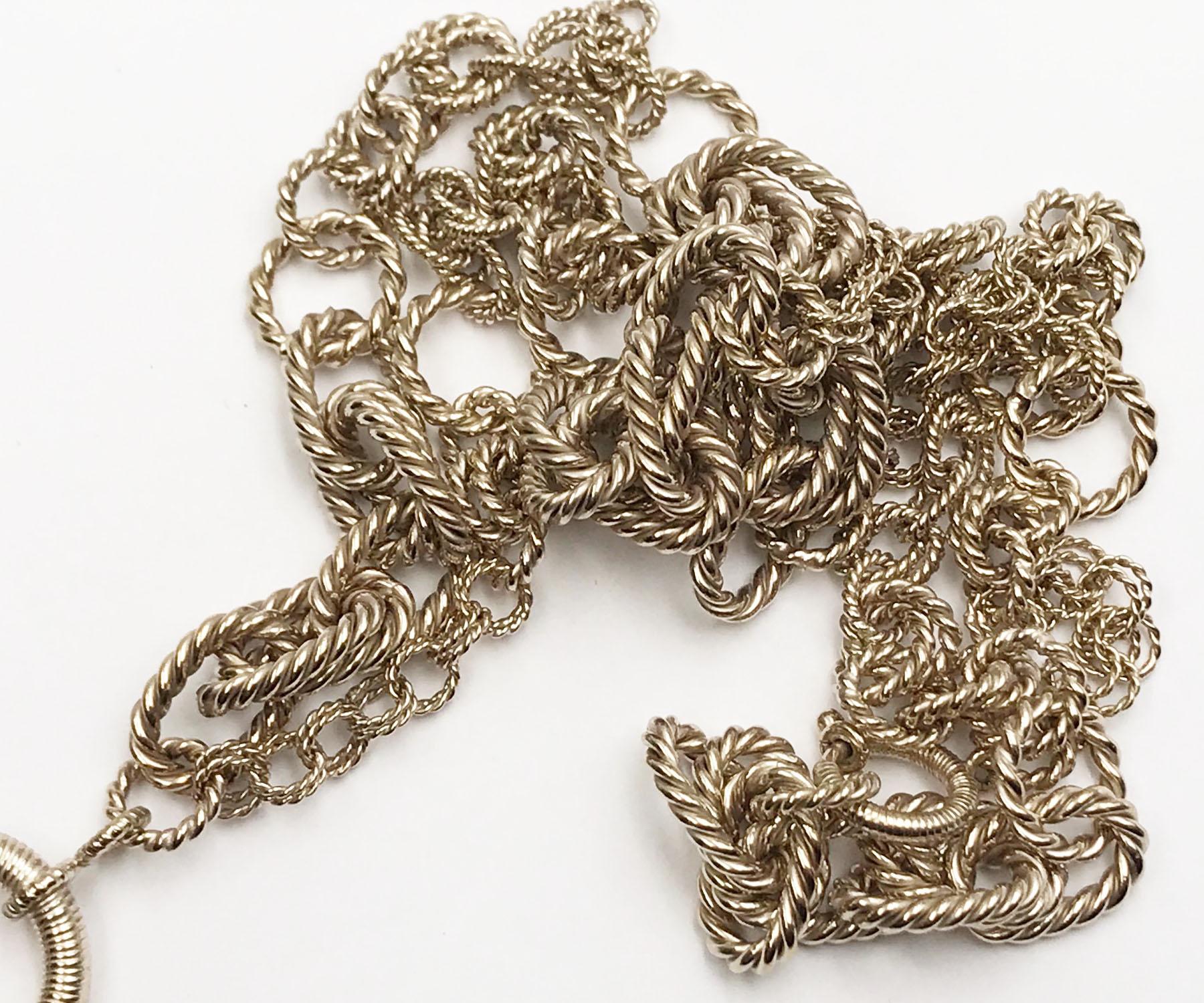 Collana con catena con ciondolo Chanel No.5 CC in oro chiaro in vendita 1
