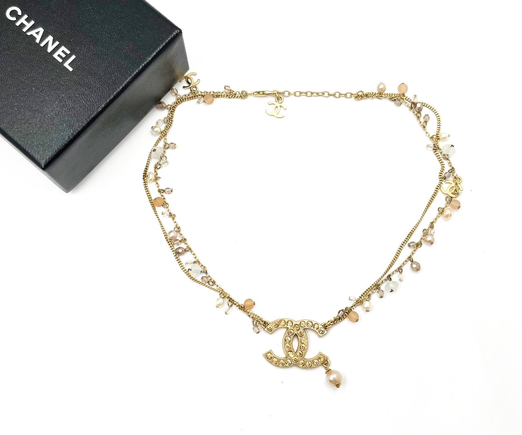Chanel Hellgold Opal Kristall Pastell Perle Faux Perle Choker Halskette

* Markiert 02
* Hergestellt in Frankreich
* Kommt mit dem Originalkarton

-Anhänger ist ungefähr 1,1″ x 1,25″ groß
-Kette ist ungefähr 14″ bis 16″.
-sehr schön und