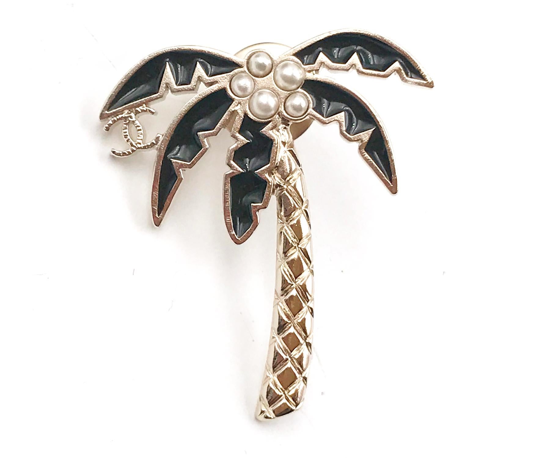 Spilla Chanel in oro chiaro con perla a forma di albero di palma

*Segnalato 17
*Fatto in Italia

- Circa 1,1