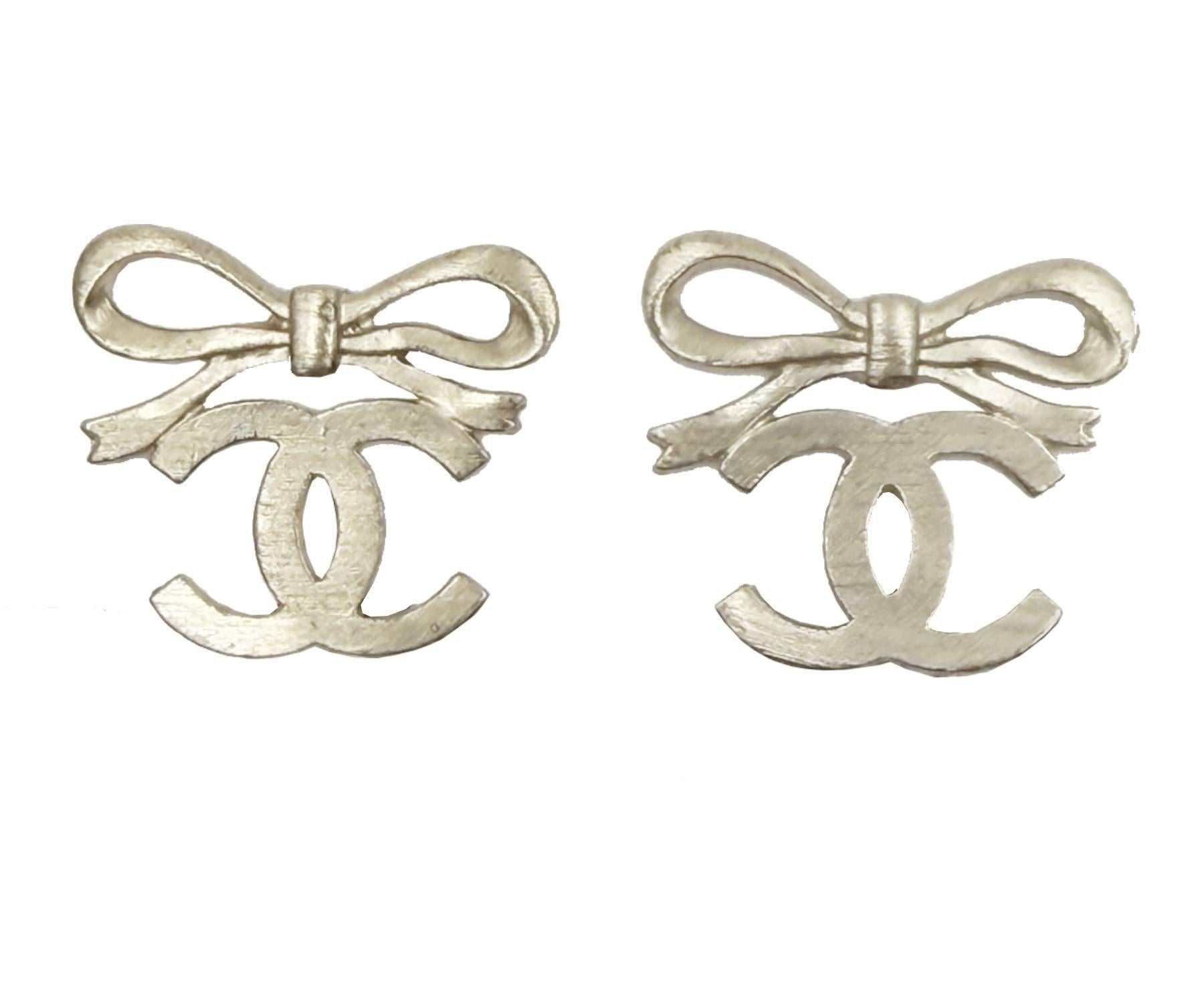 Boucles d'oreilles à pince CC avec ruban en or léger de Chanel

* Marqué 05
* Fabriqué en France

-Il mesure environ 0,9