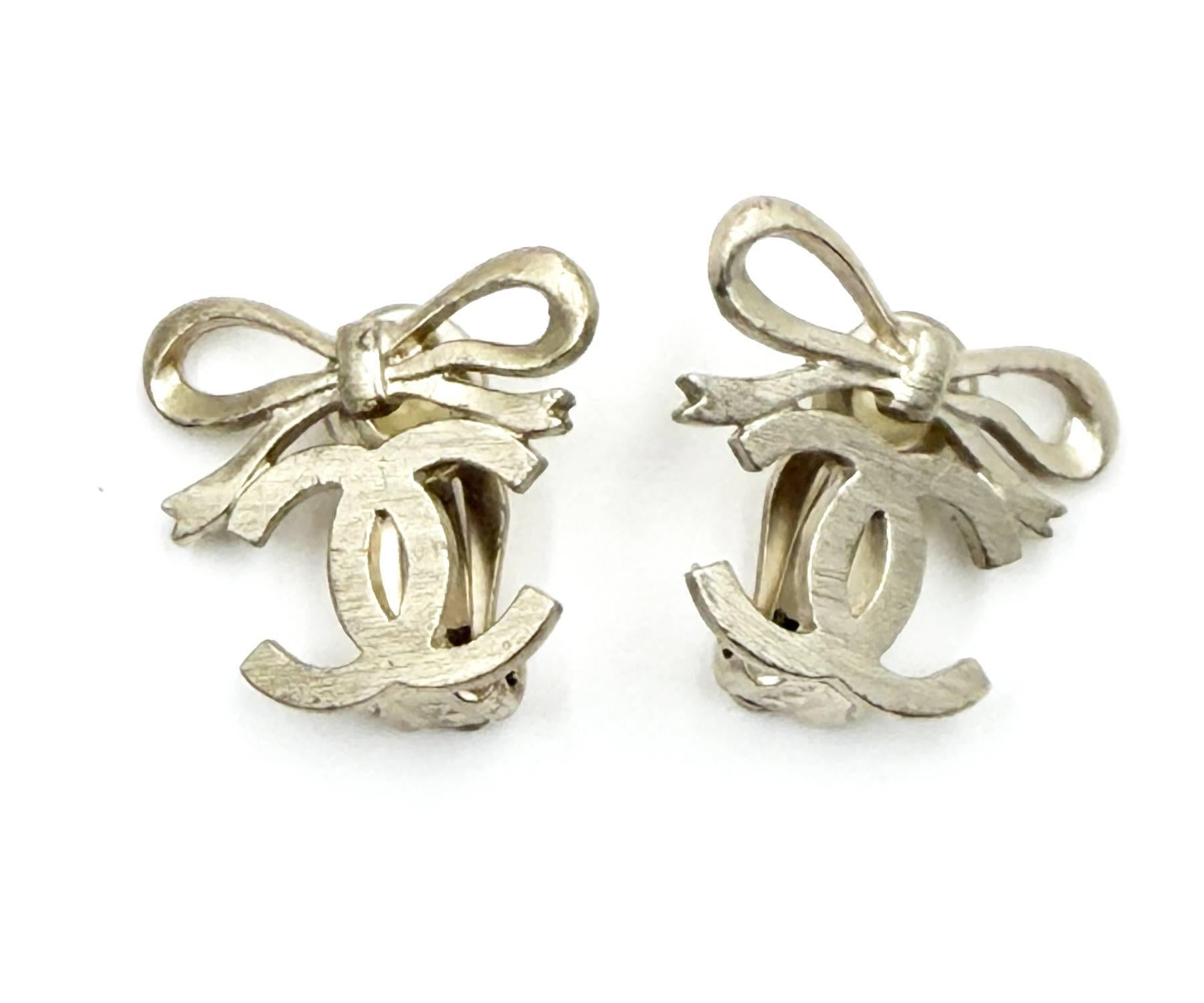 Boucles d'oreilles à pince CC avec ruban en or léger de Chanel Excellent état - En vente à Pasadena, CA