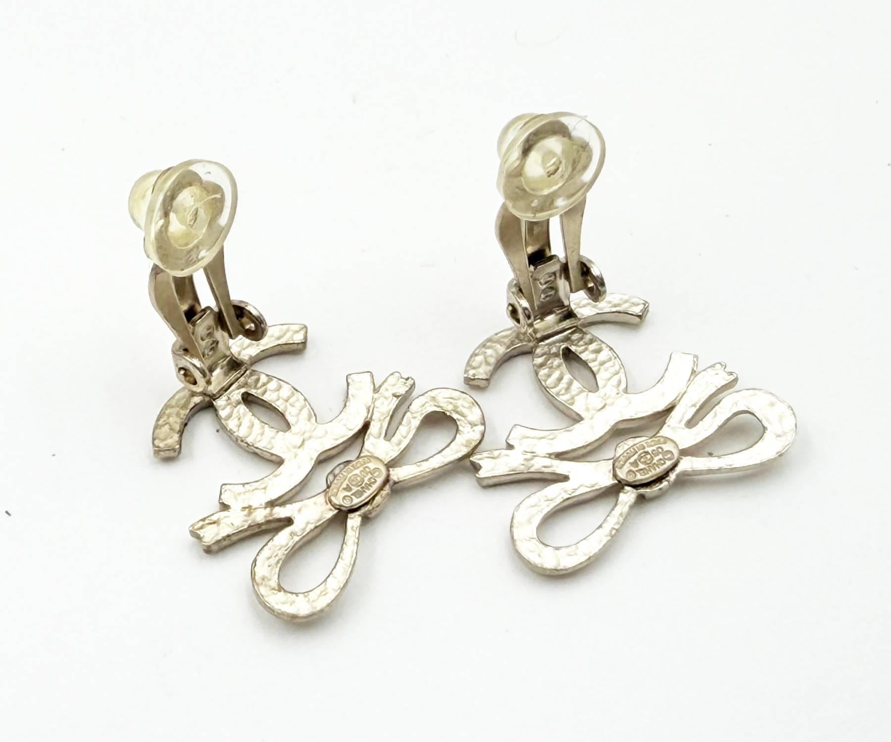 Boucles d'oreilles à pince CC avec ruban en or léger de Chanel Pour femmes en vente