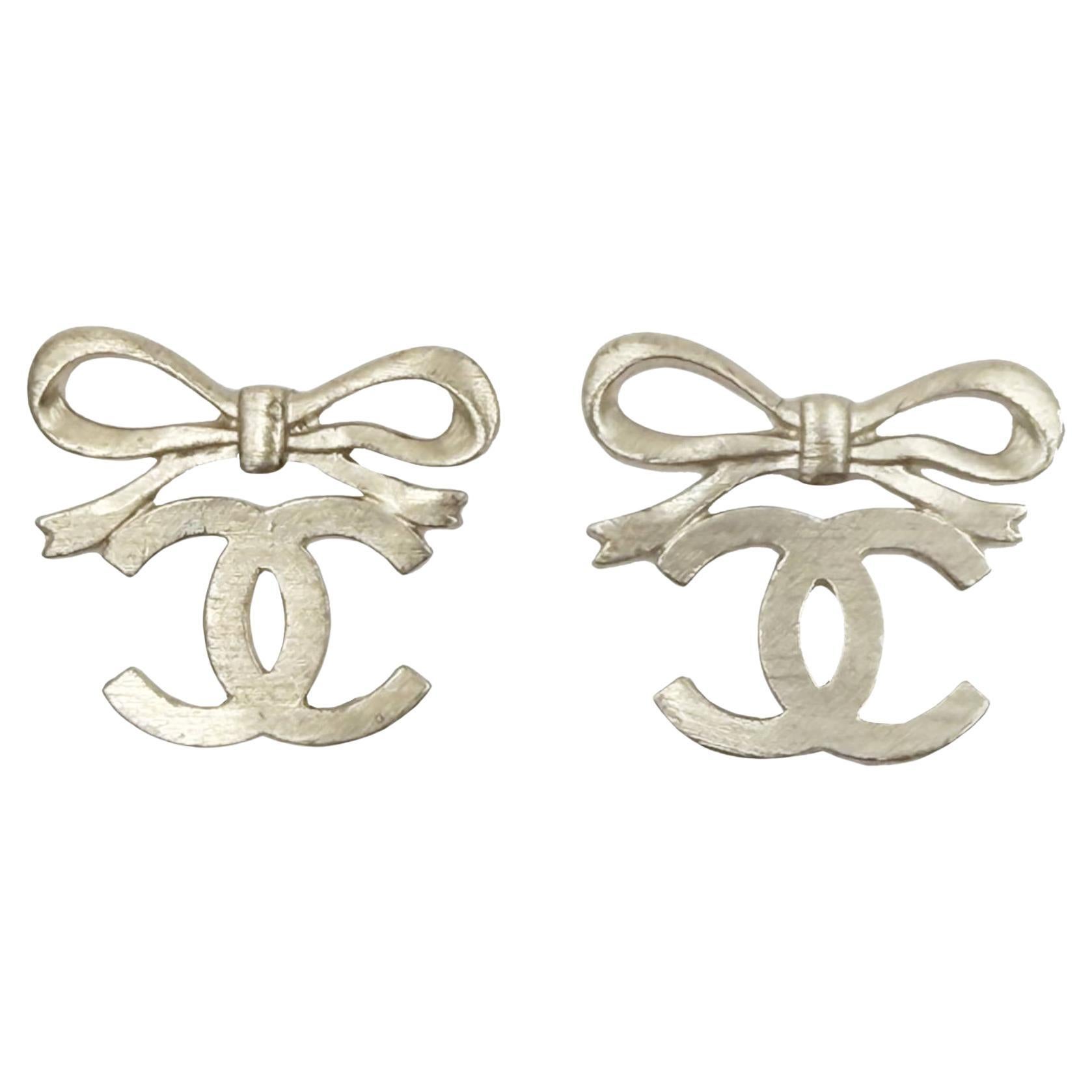 Chanel Pendientes de clip CC con lazo dorado claro