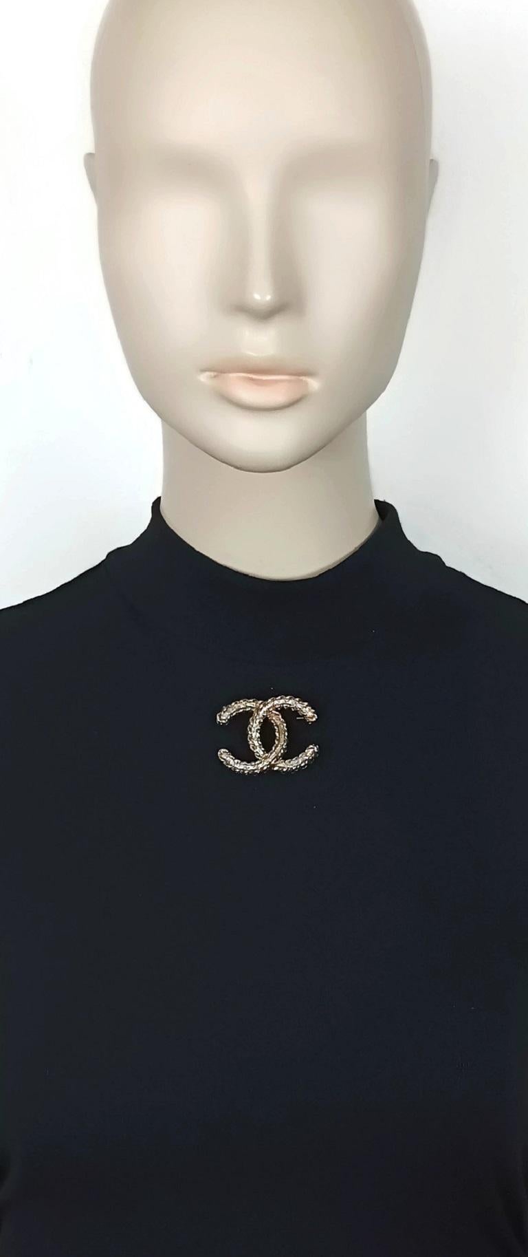 CHANEL by KARL LAGERFELD light gold toned CC logo brooch embellished with holographic resin baguettes and blue crystals.

Embossed CHANEL 17 P Made in France.

Indicative measurements : width approx. 4.2 cm (1.65 inches) / height approx. 3.3 cm