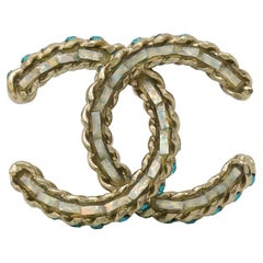 CHANEL Hellgoldfarbene, mit Juwelen besetzte CC-Logo-Brosche, Frühjahr 2017