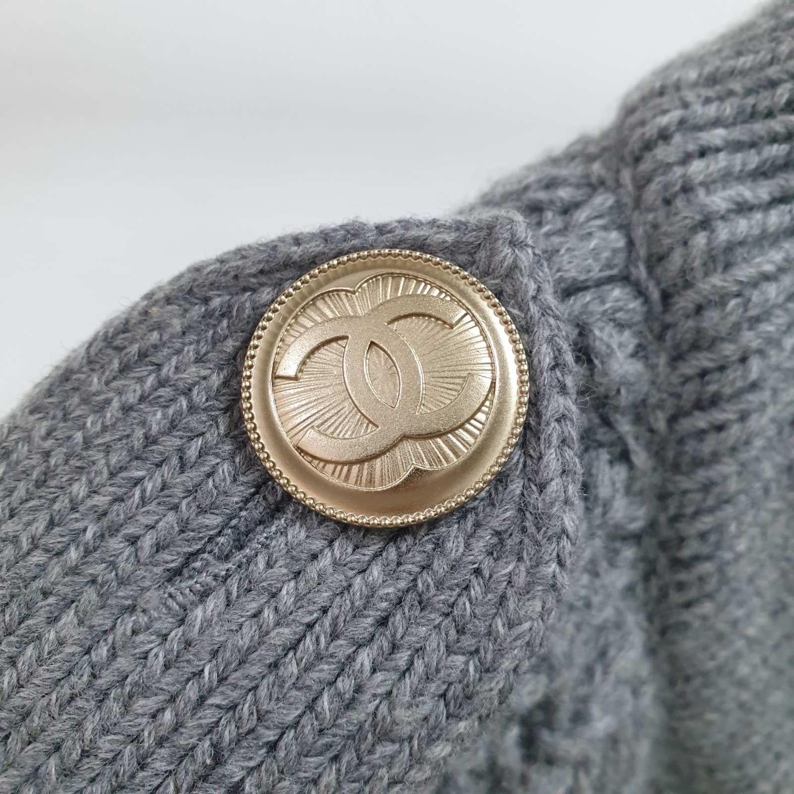Chanel oversized chunky knit coat in a noble blueish grey colour shade.
Boutique price ca. 7,620$
- CC logo buttons
Sz.48

Excellent condition.