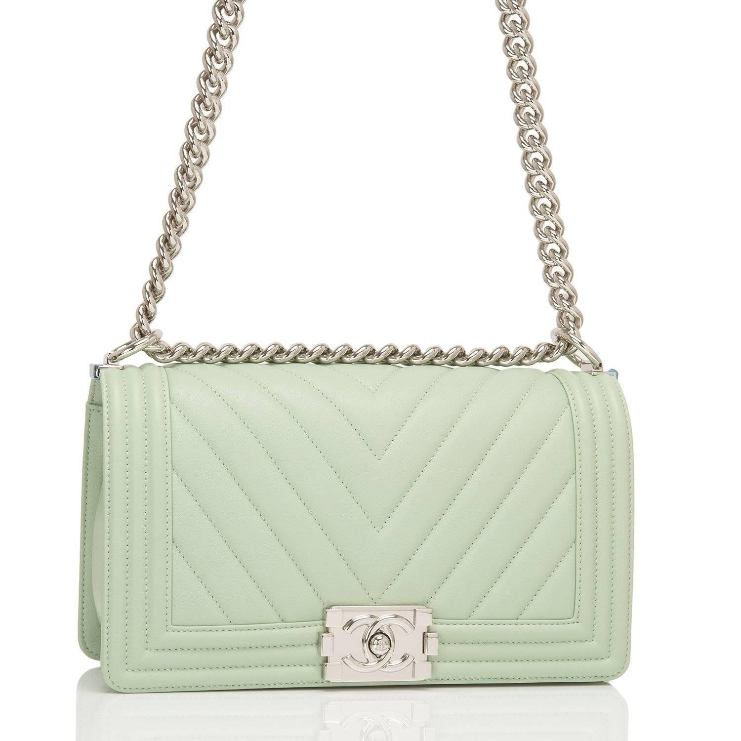 Chanel chevron quilted Medium Boy bag of light green calfskin leather with silver tone hardware.

This bag features a full front flap with the Le Boy CC push lock closure and a silver tone chain link and light green leather padded shoulder/crossbody