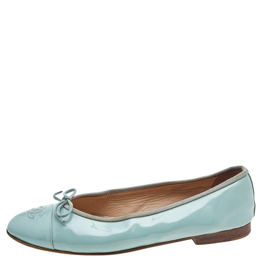 A must-have in the closets of fashionistas is a pair of Chanel shoes, just like these cap-toe ballet flats. They are perfect to wear on busy days. This lovely pair has been crafted from patent leather and flaunts bow details on the uppers. The