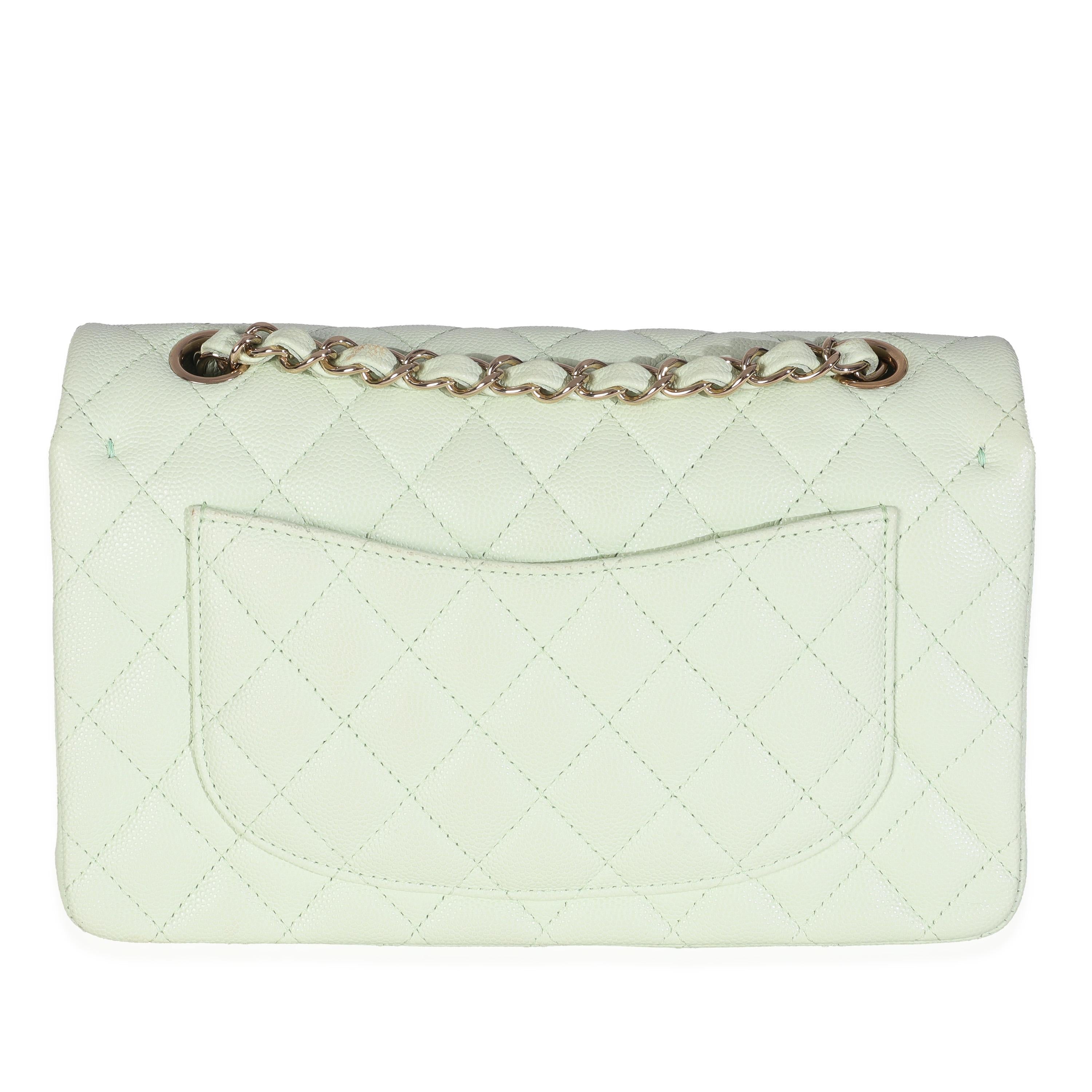 Titre du listing : Chanel Light Green Quilted Caviar Small Classic Double Flap Bag
SKU : 147486
MSRP : 10900.00 USD
Condit : Usagé 
Description de l'état : Un classique intemporel qui ne se démode jamais, le sac à rabat de Chanel date de 1955 et a