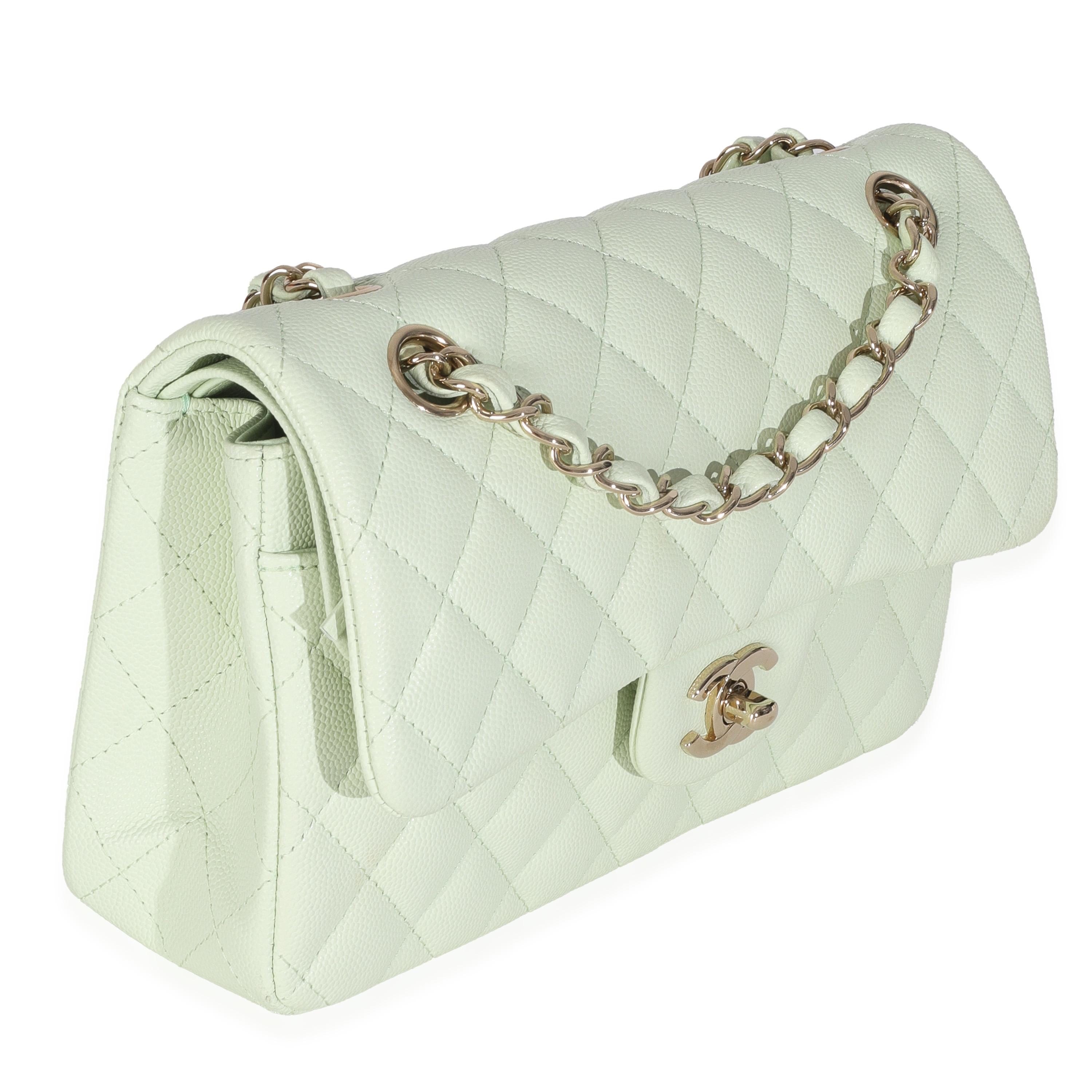 Beige Petit sac classique à double rabat en caviar matelassé vert Light Chanel en vente