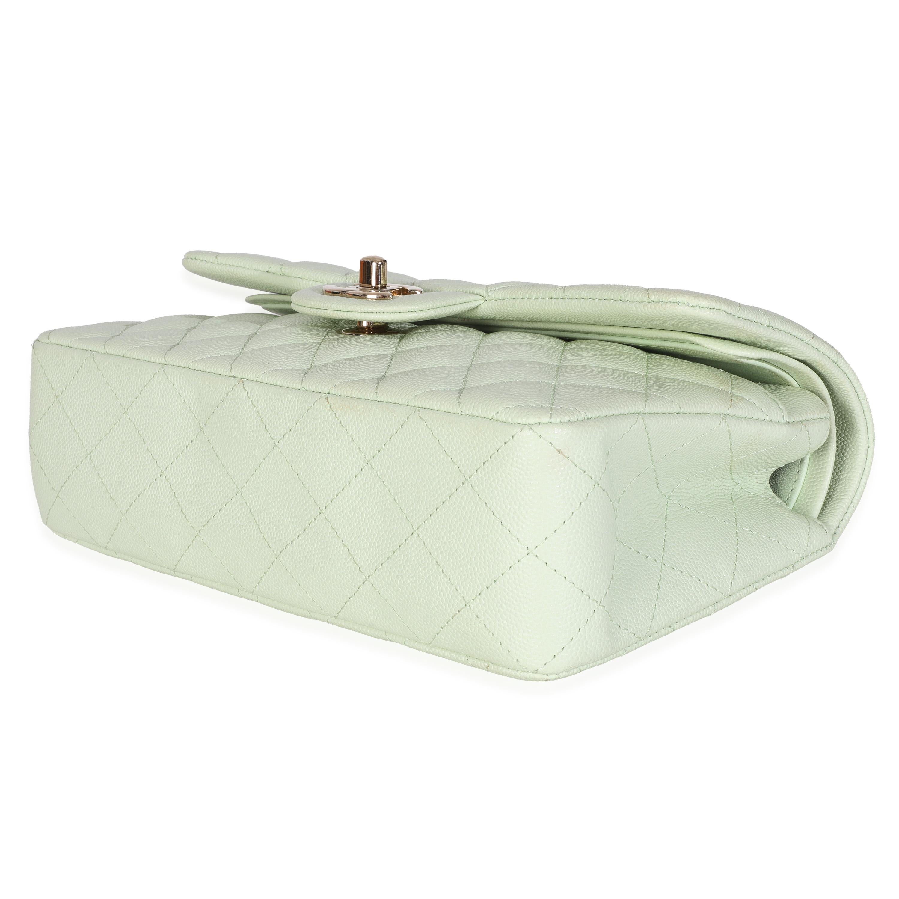 Petit sac classique à double rabat en caviar matelassé vert Light Chanel en vente 2