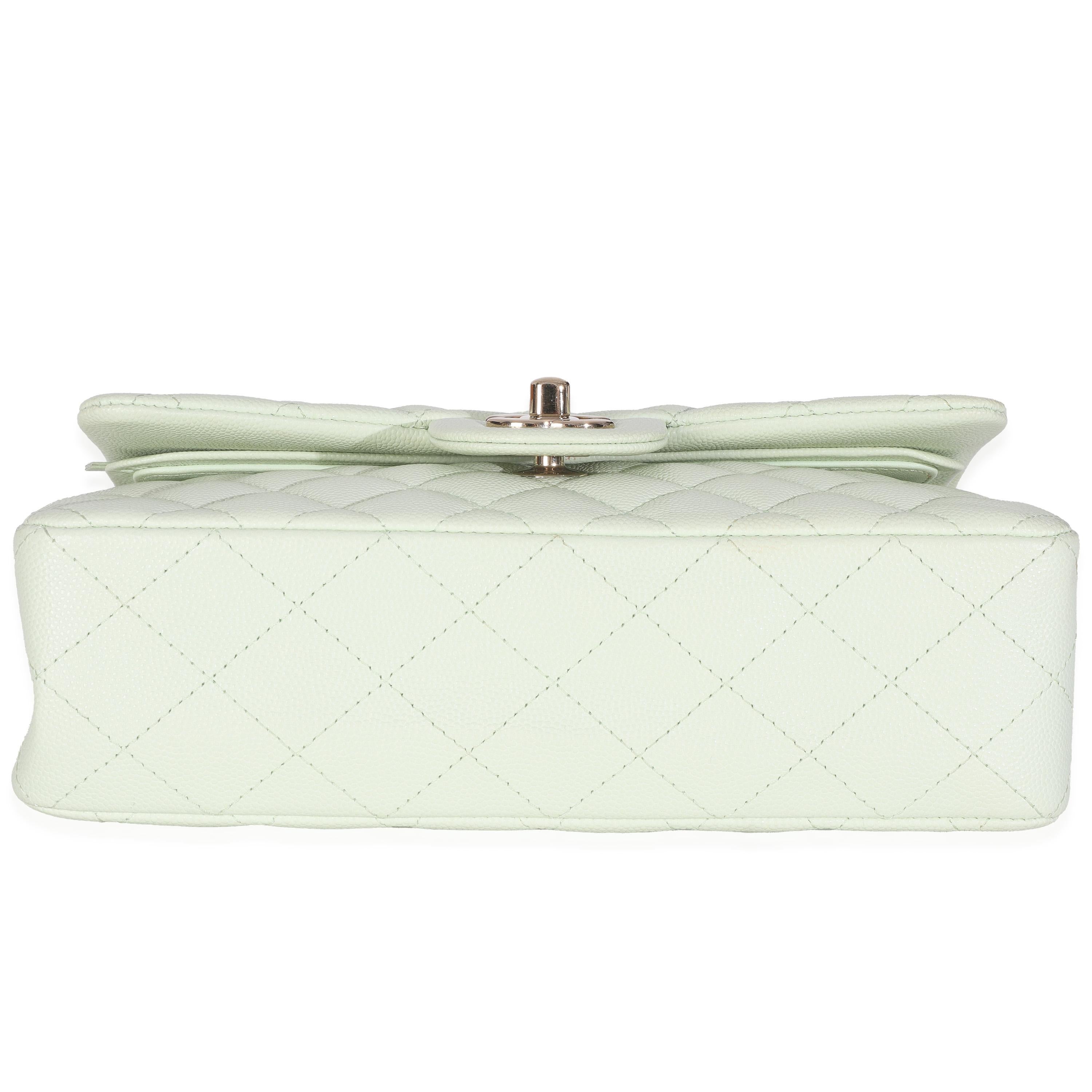 Petit sac classique à double rabat en caviar matelassé vert Light Chanel en vente 3