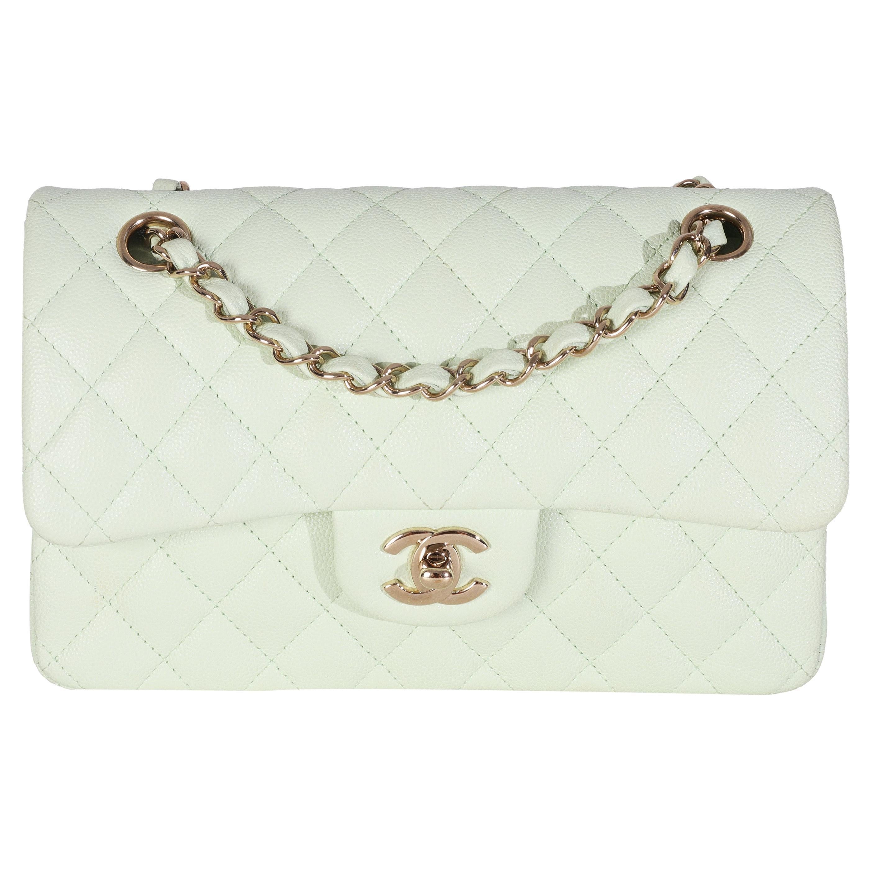 Petit sac classique à double rabat en caviar matelassé vert Light Chanel
