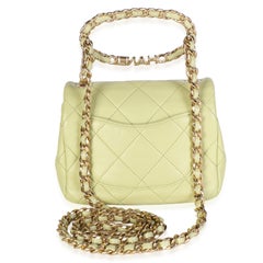 Chanel – Hellgrüne, gesteppte Mini-Tasche aus Lammleder mit Logo, Kettenriemen und Tragegriff, quadratische Form und Klappe