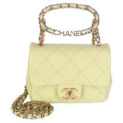 Chanel – Hellgrüne, gesteppte Mini-Tasche aus Lammleder mit Logo, Kettenriemen und Tragegriff, quadratische Form und Klappe