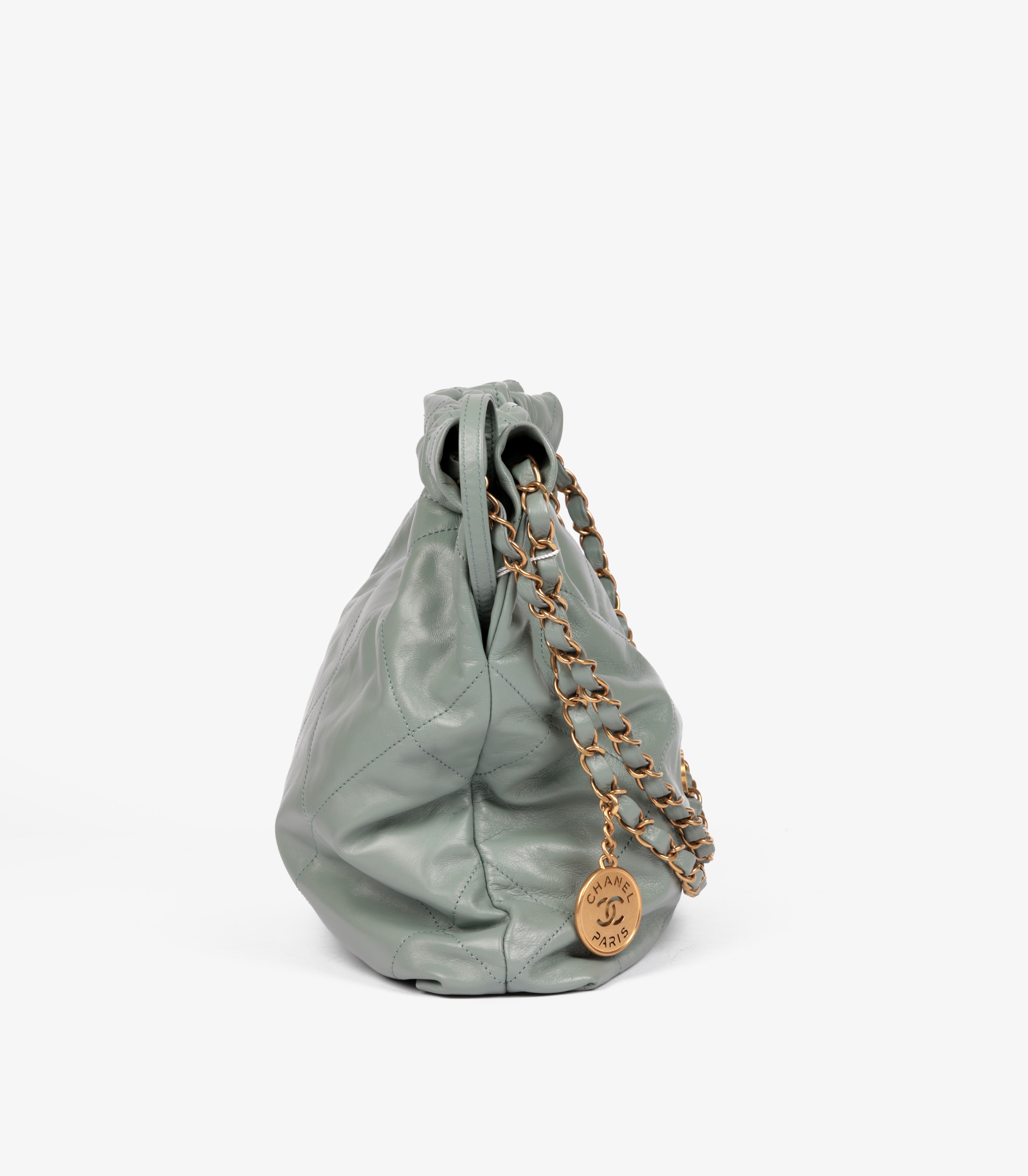 Chanel  Hellgrüne gesteppte, glänzende Kalbsleder-Tasche mit 22 Ketten

Details zum Produkt
Xupes Ref: CB1483
Marke: Chanel 
Modell: Kleine Tasche mit 22 Ketten
Typ: Tote, Schulter
Seriennummer: C44PJ9P5
Alter: 2024
Begleitet von: Chanel