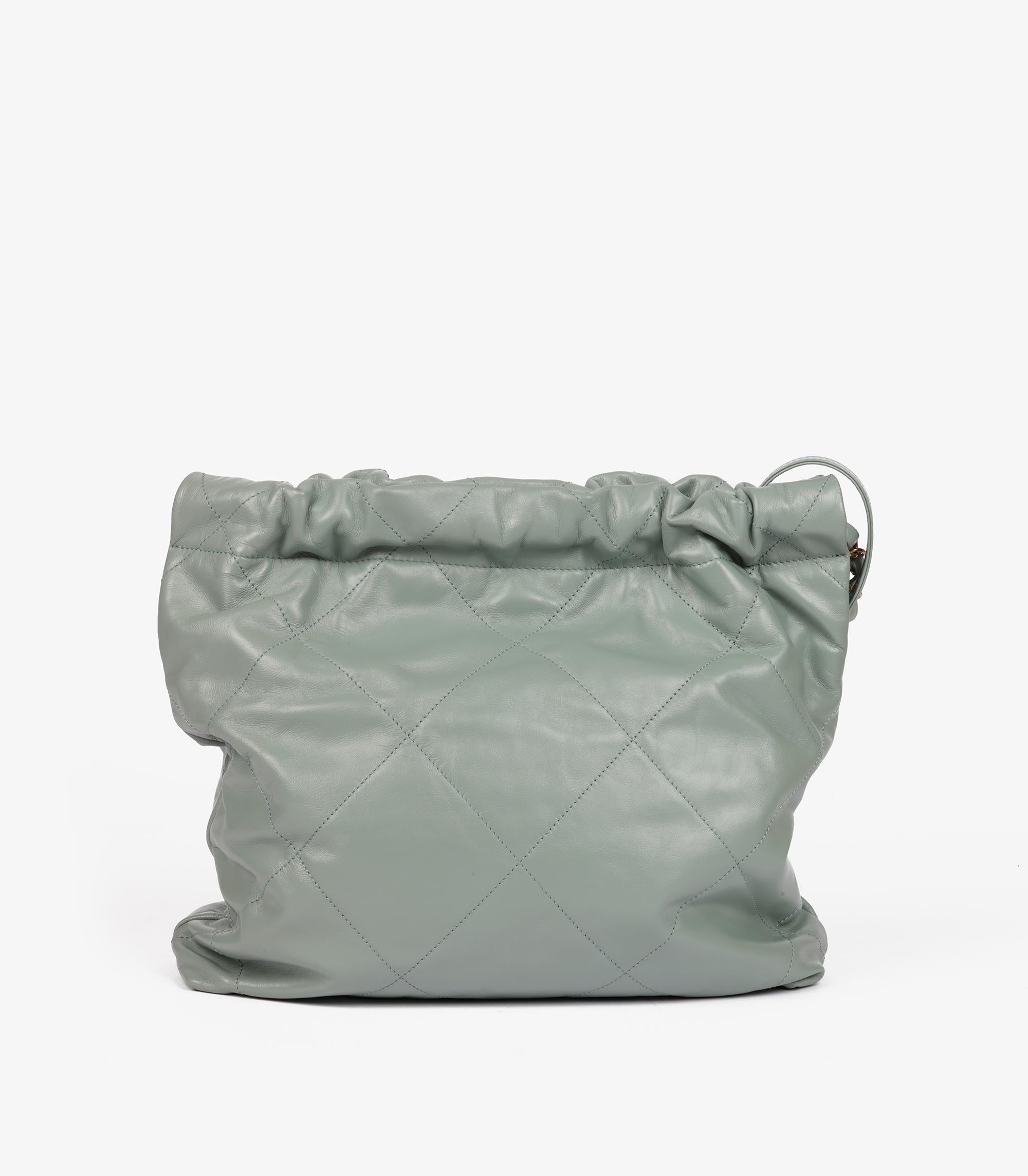 Chanel  Hellgrüne gesteppte, glänzende Kalbsleder-Tasche mit 22 Ketten (Grau) im Angebot