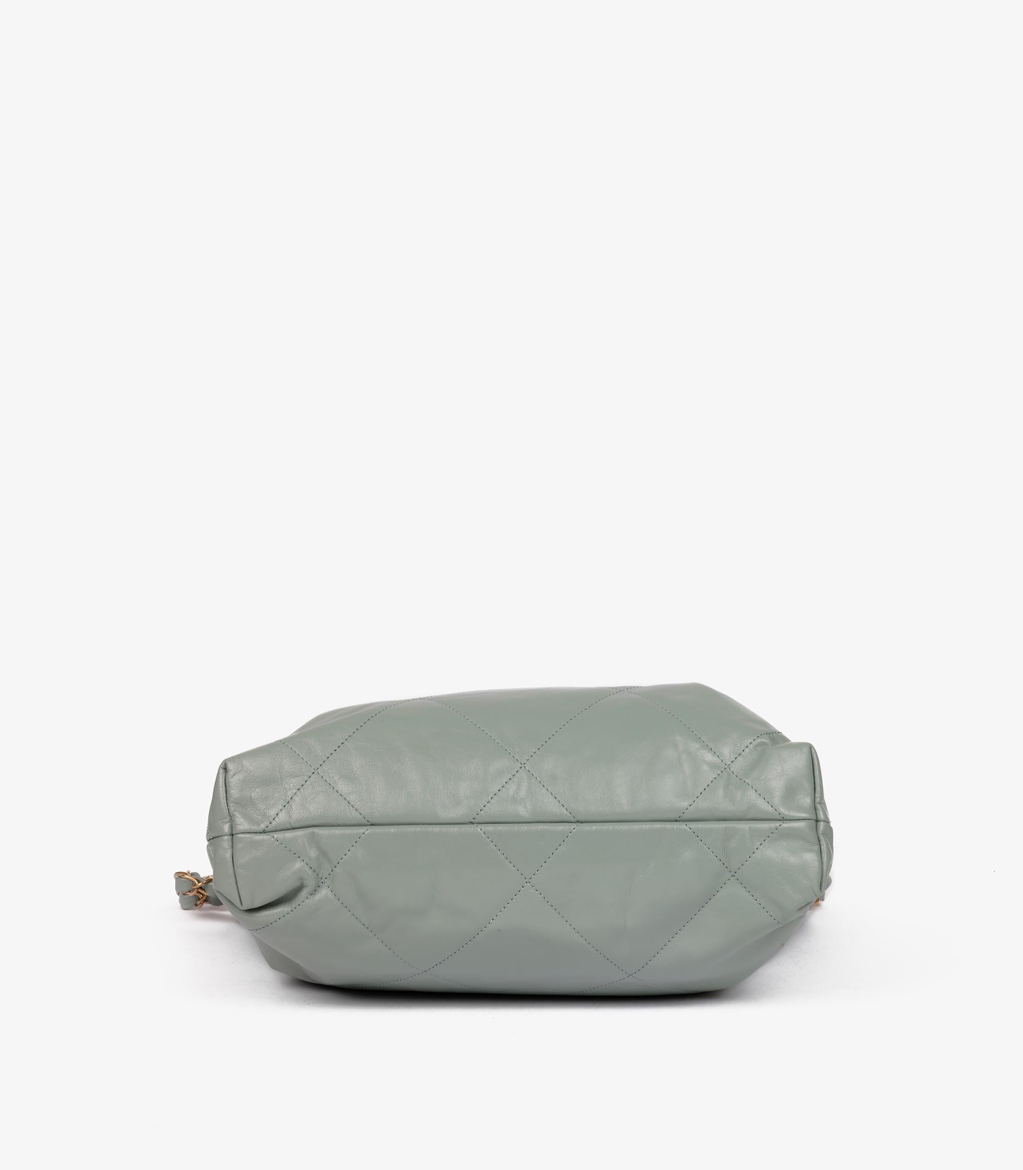 Chanel  Hellgrüne gesteppte, glänzende Kalbsleder-Tasche mit 22 Ketten für Damen oder Herren im Angebot