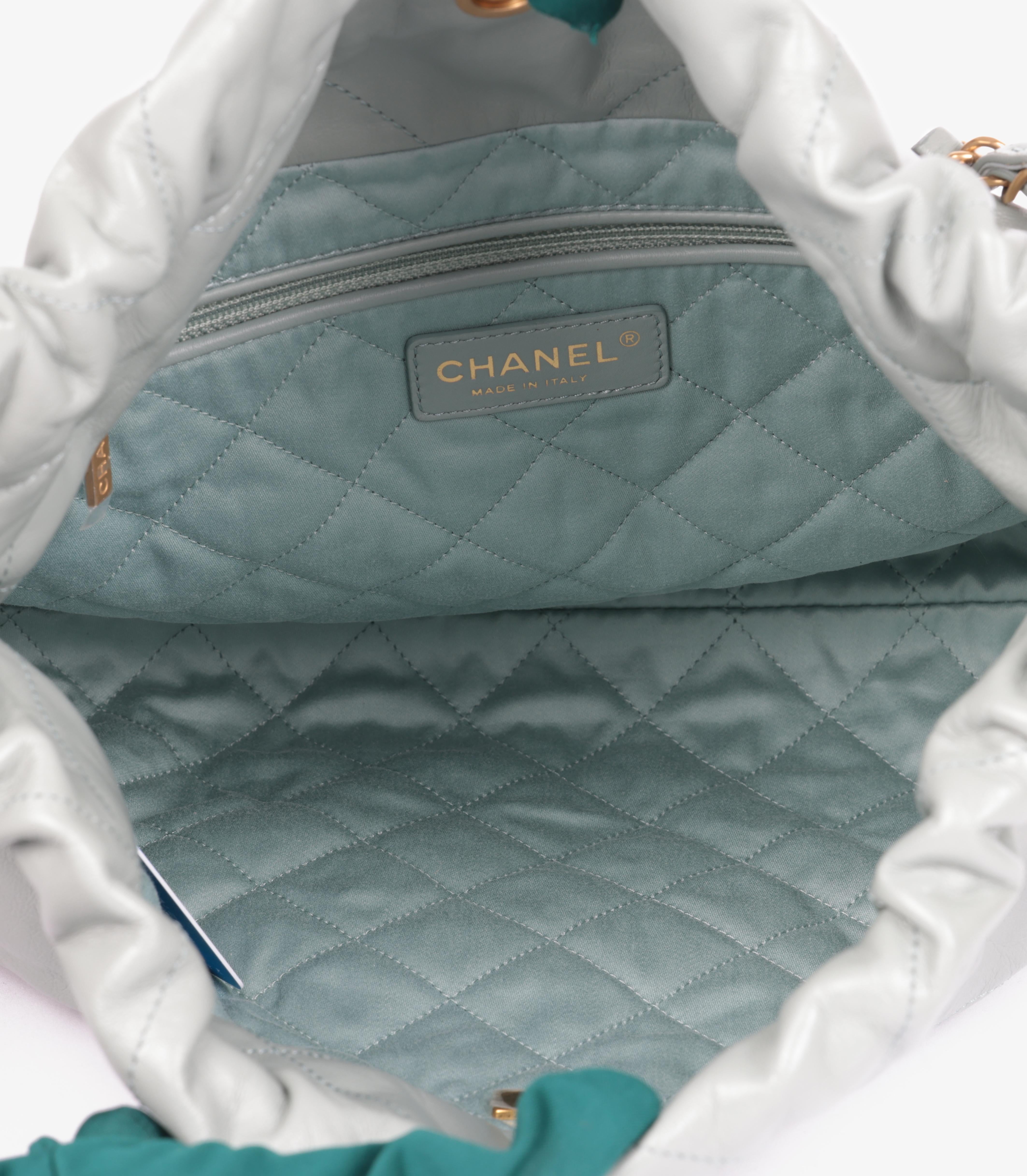 Chanel  Hellgrüne gesteppte, glänzende Kalbsleder-Tasche mit 22 Ketten im Angebot 1