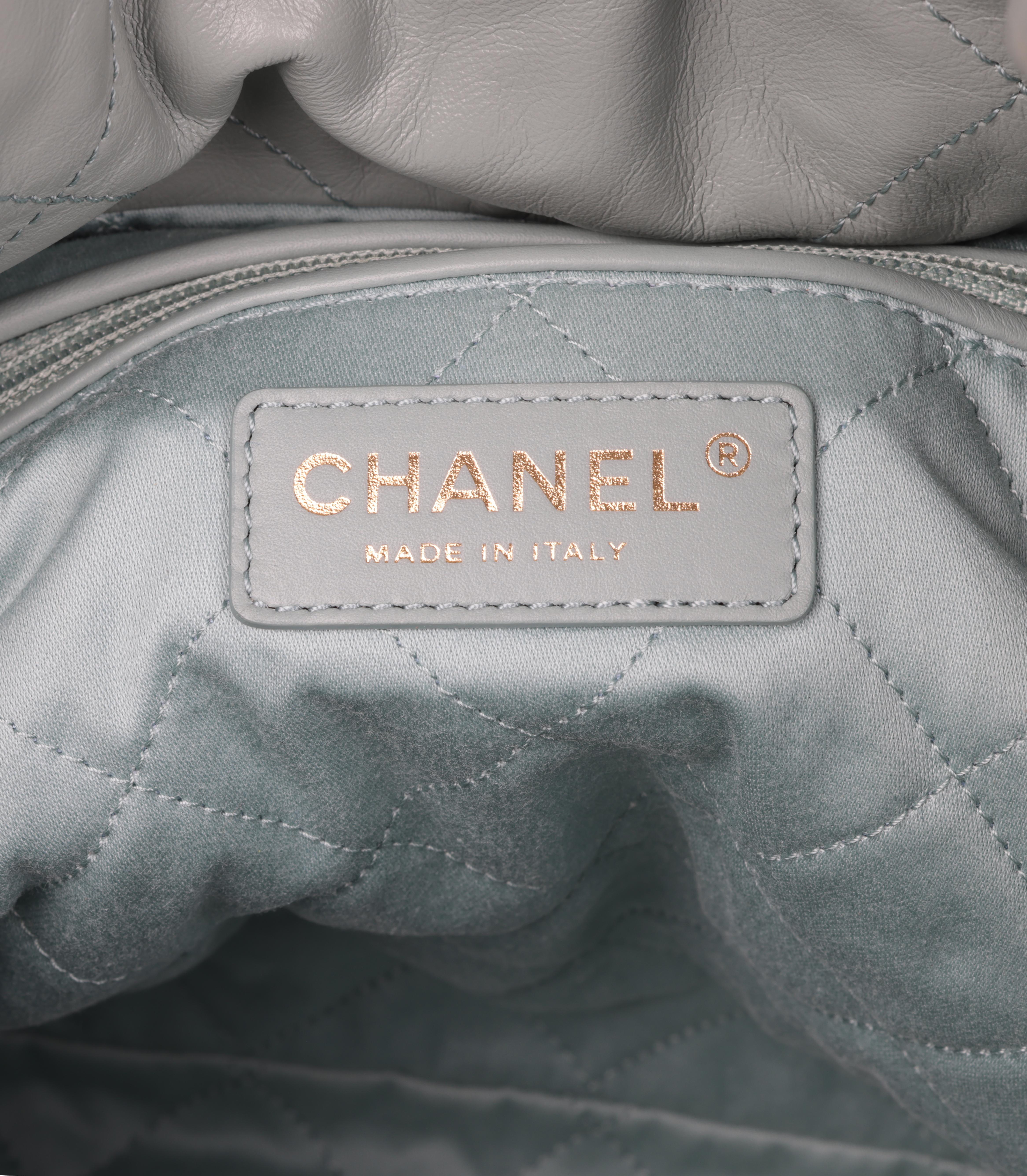 Chanel  Hellgrüne gesteppte, glänzende Kalbsleder-Tasche mit 22 Ketten im Angebot 3