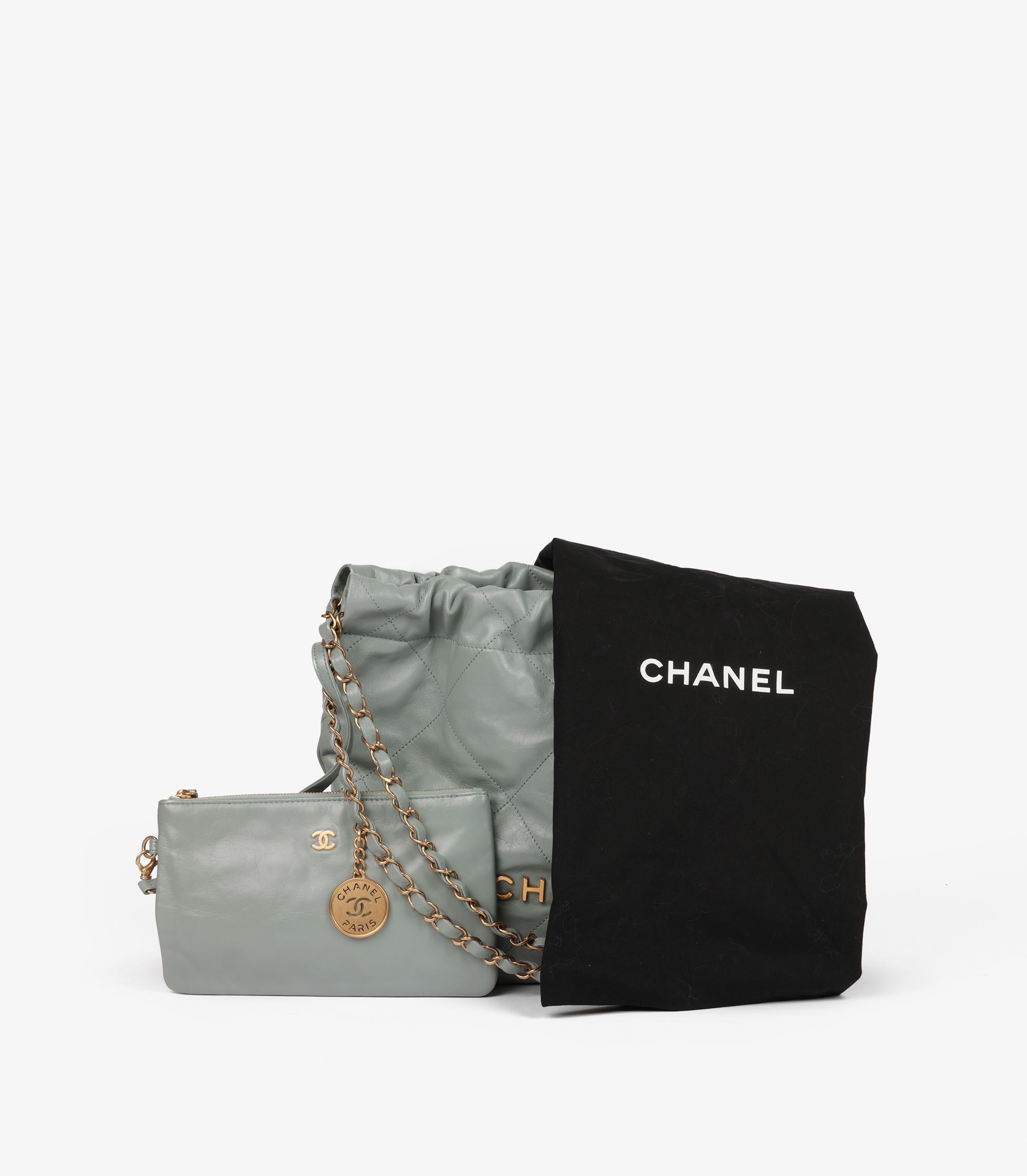 Chanel  Hellgrüne gesteppte, glänzende Kalbsleder-Tasche mit 22 Ketten im Angebot 4