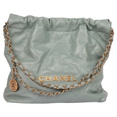 Chanel  Hellgrüne gesteppte, glänzende Kalbsleder-Tasche mit 22 Ketten