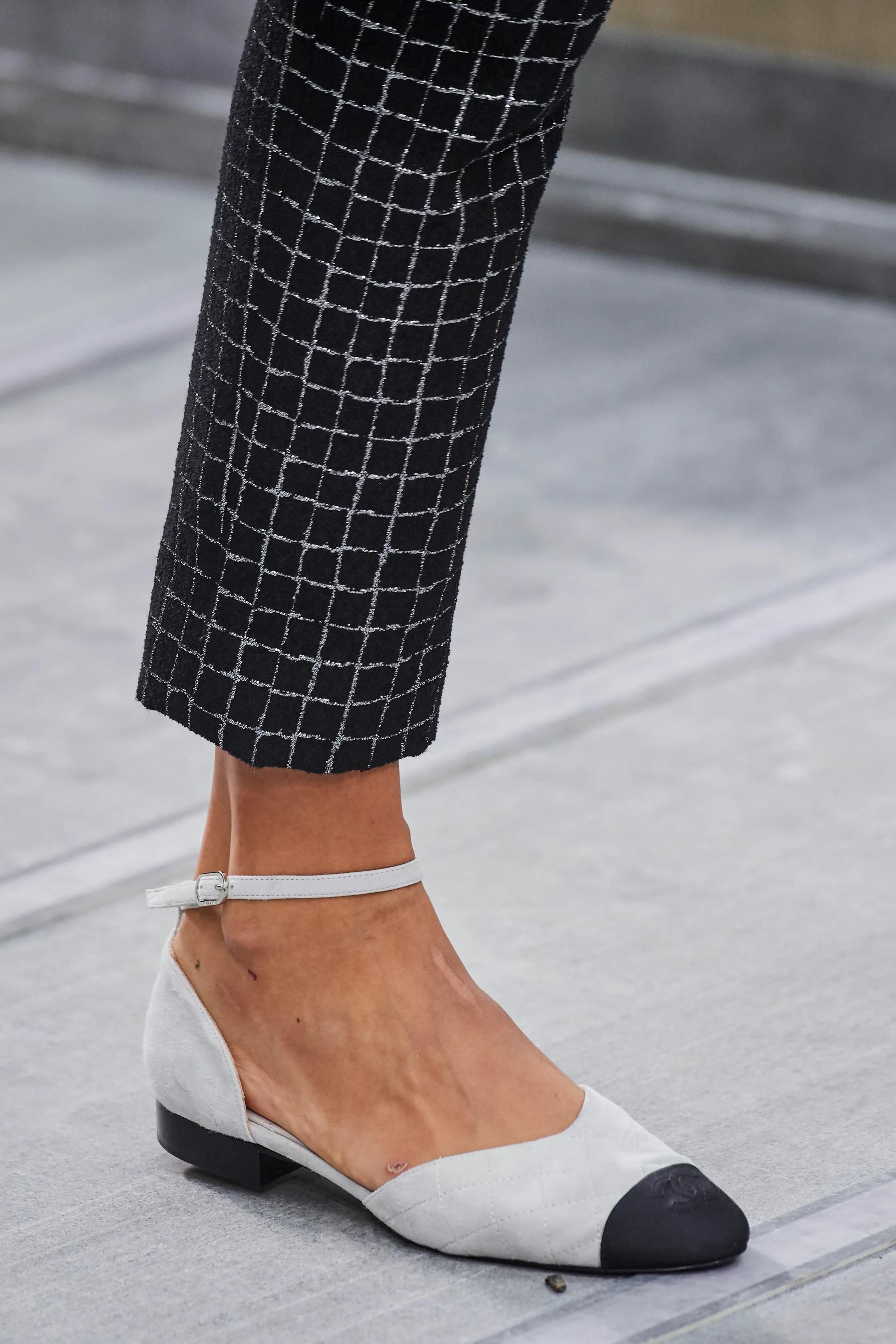 CHANEL light grey & black suede & grosgrain 20S MARY JANE Flats Shoes 39 For Sale 7