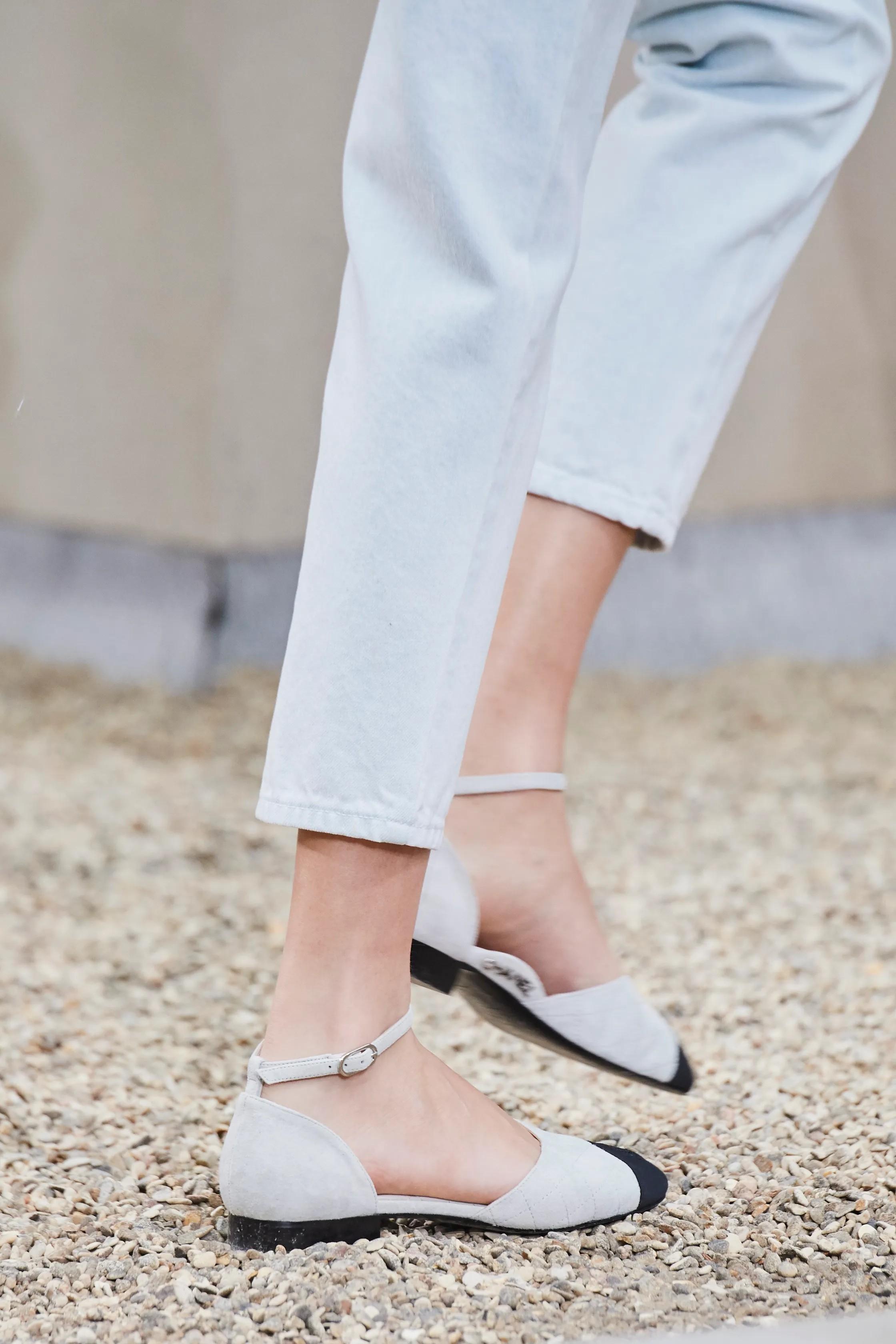 CHANEL light grey & black suede & grosgrain 20S MARY JANE Flats Shoes 39 For Sale 8
